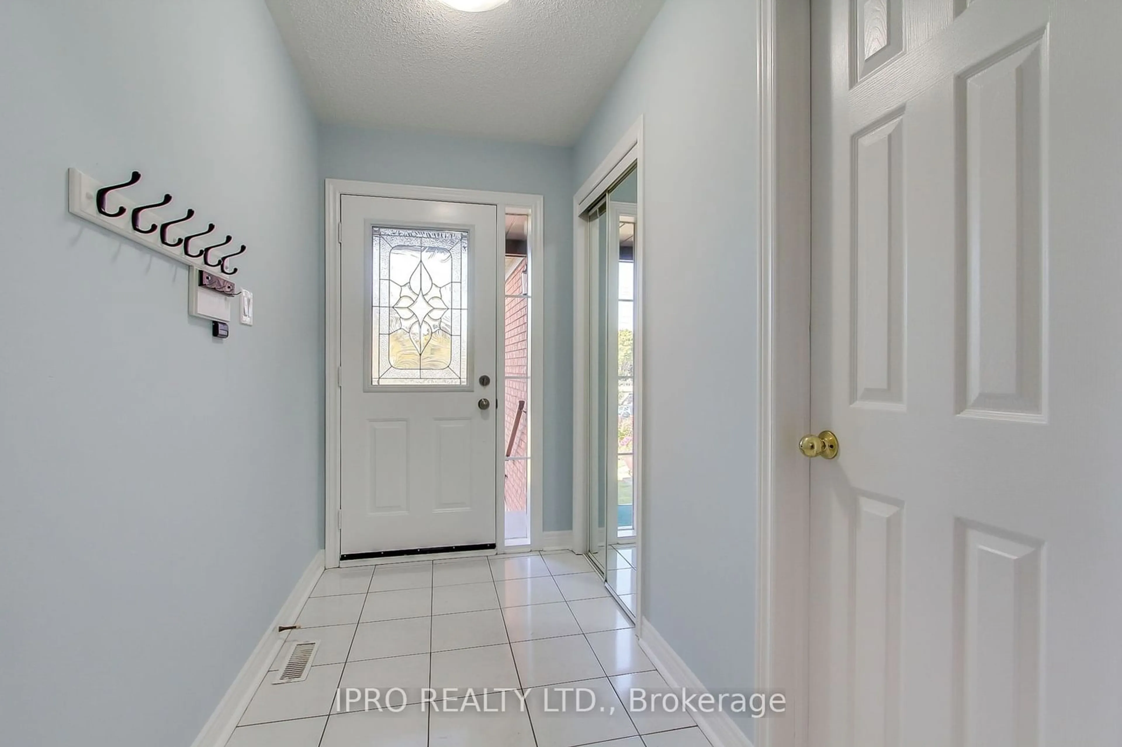 Indoor entryway, wood floors for 5874 Chorley Pl, Mississauga Ontario L5M 5L7