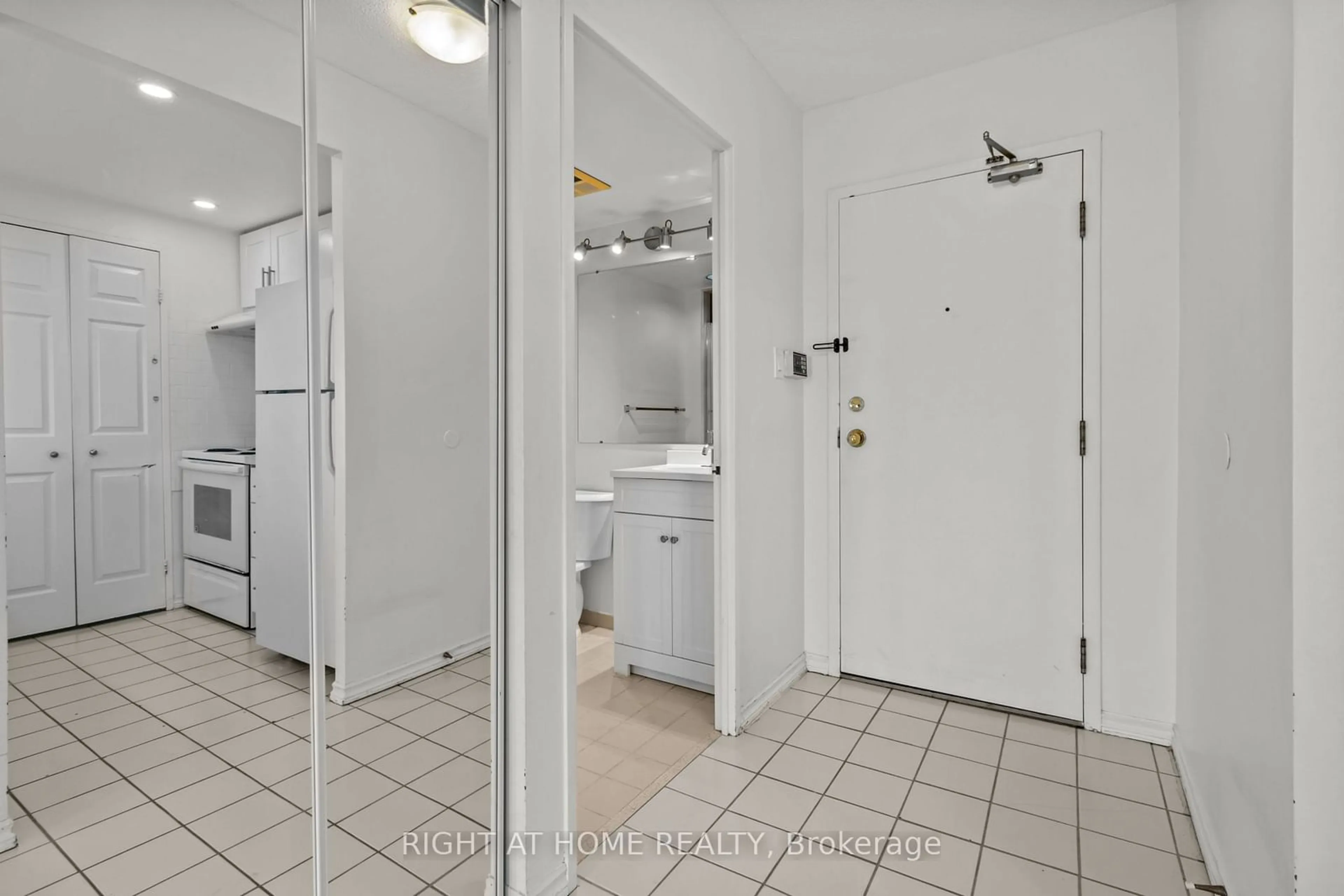 Standard kitchen, not visible floor, the street view for 285 Enfield Pl #1904, Mississauga Ontario L5B 3Y6