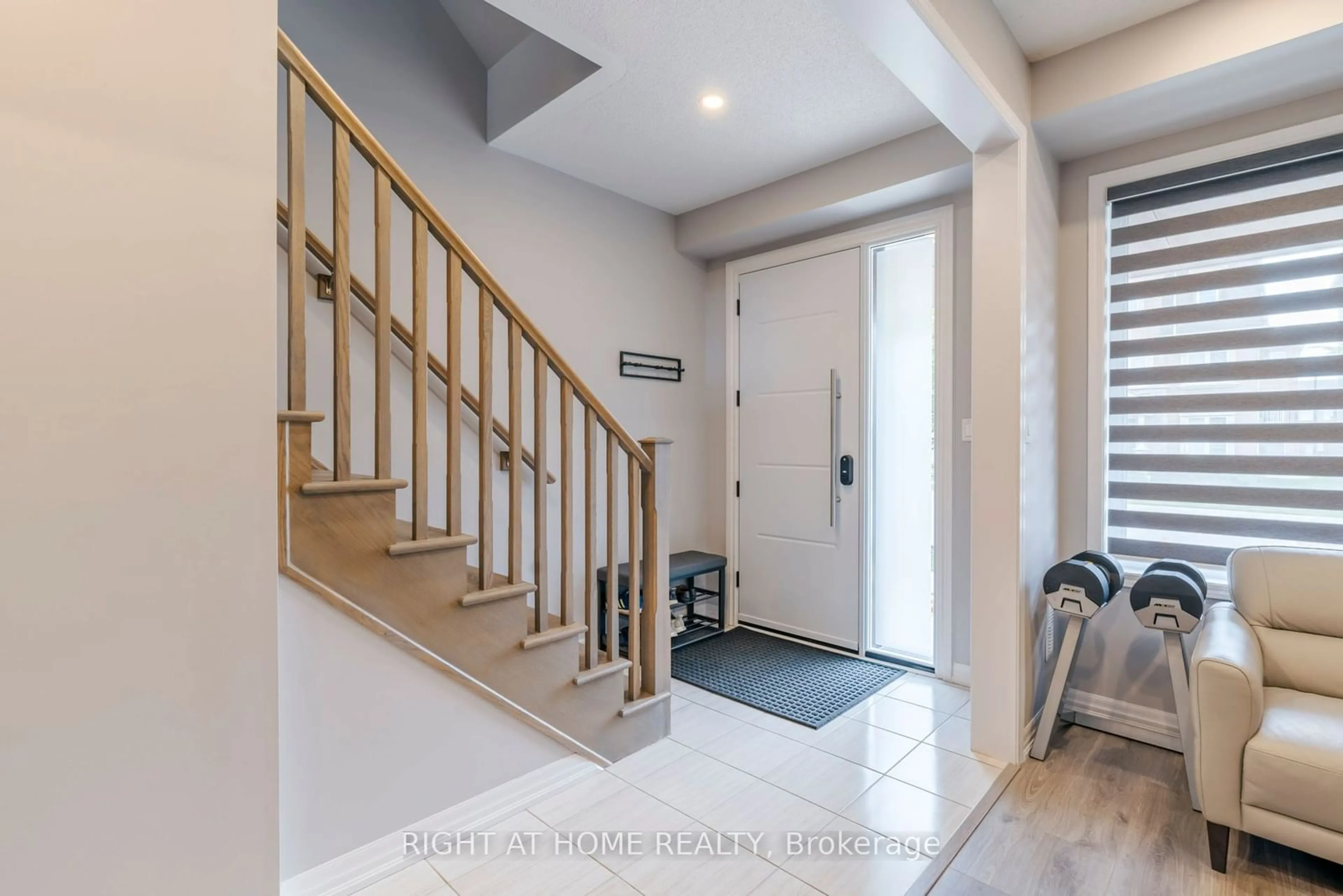 Indoor entryway, wood floors for 3340 Carding Mill Tr, Oakville Ontario L6M 1R7