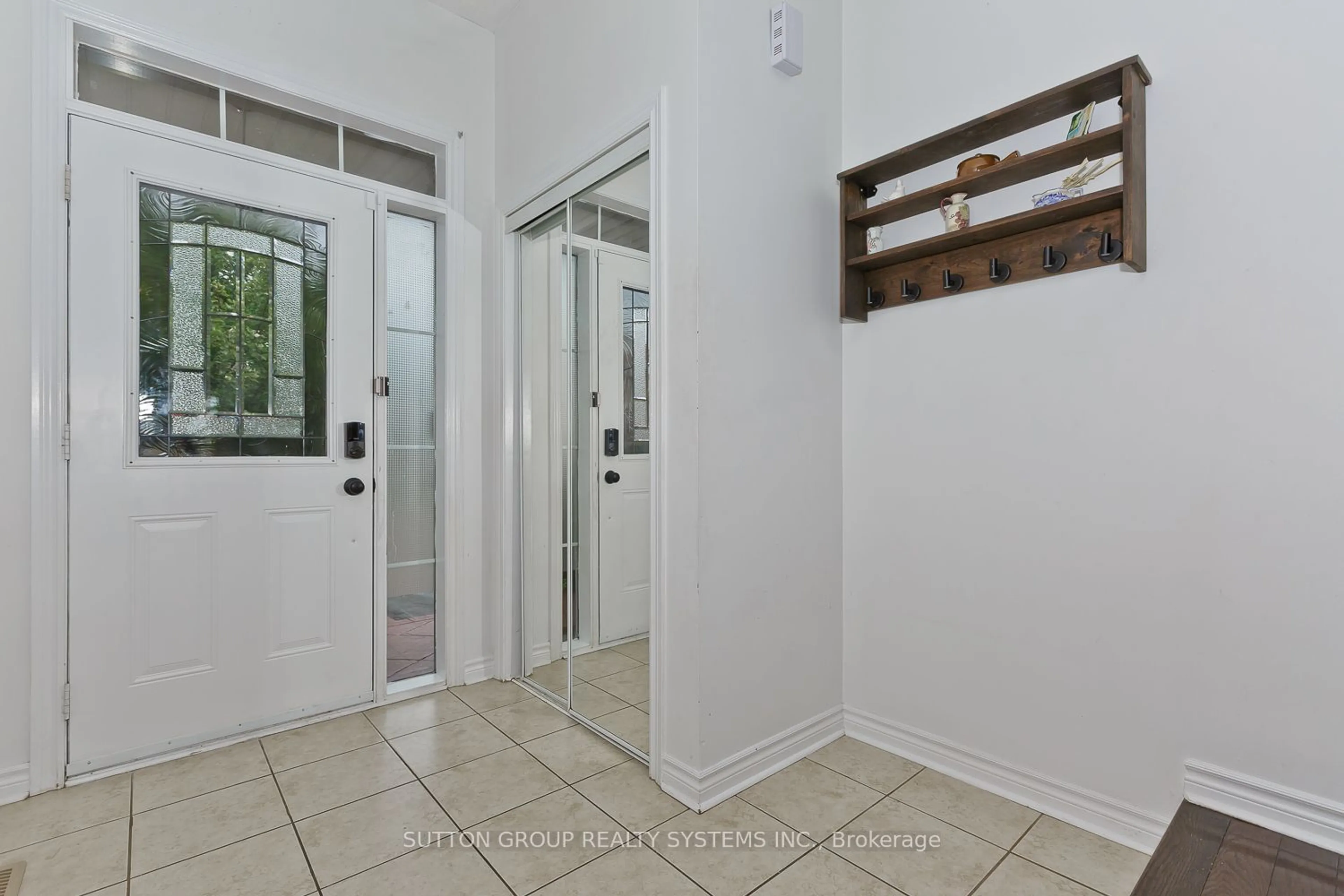 Indoor entryway, wood floors for 355 Hobbs Cres, Milton Ontario L9T 0J3