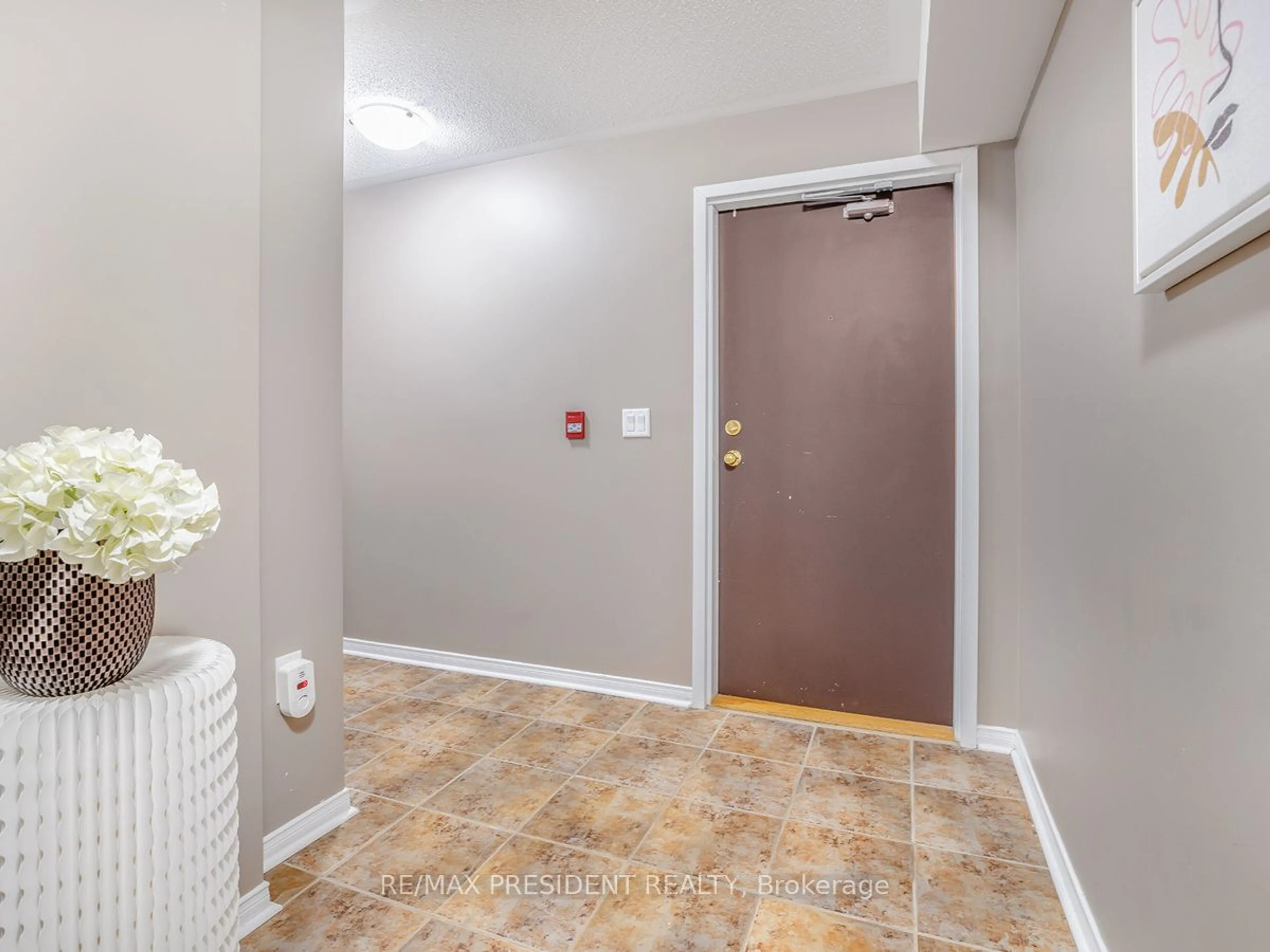 Indoor entryway, unknown floor for 129 Isaac Devins Blvd #1, Toronto Ontario M9M 0C4