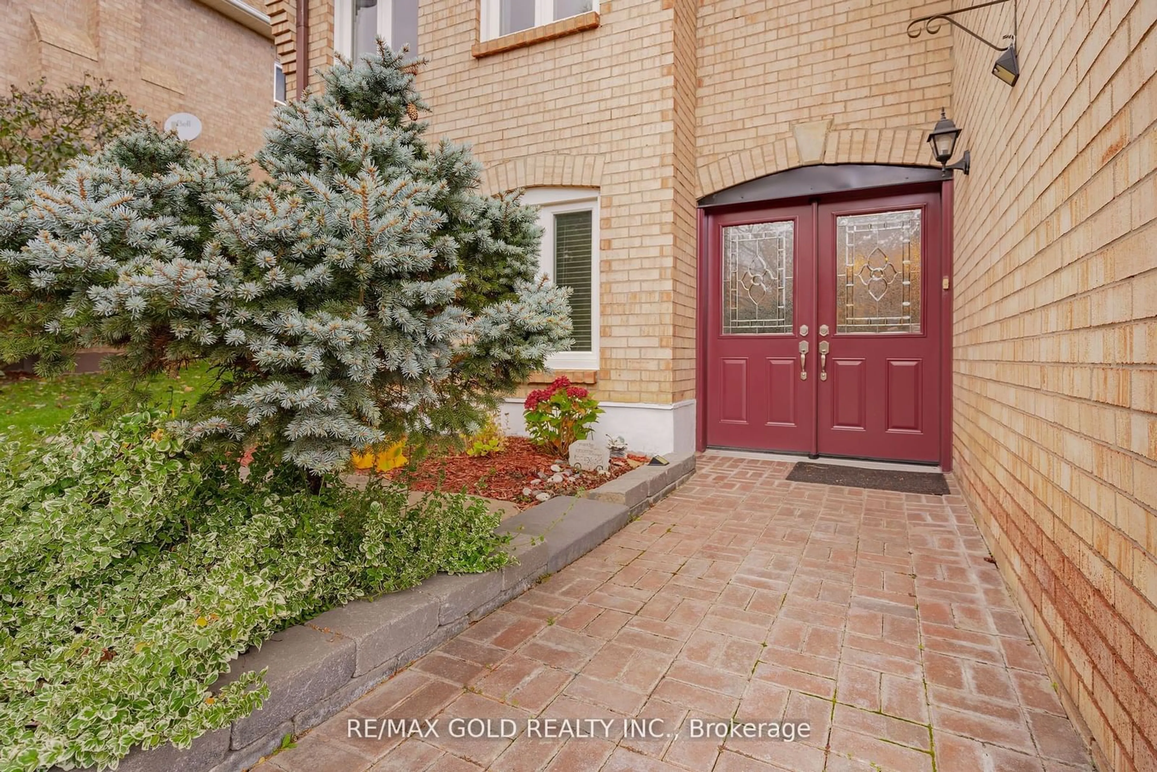 Indoor entryway, ceramic floors for 5 Hacienda Crt, Brampton Ontario L6Z 3J2