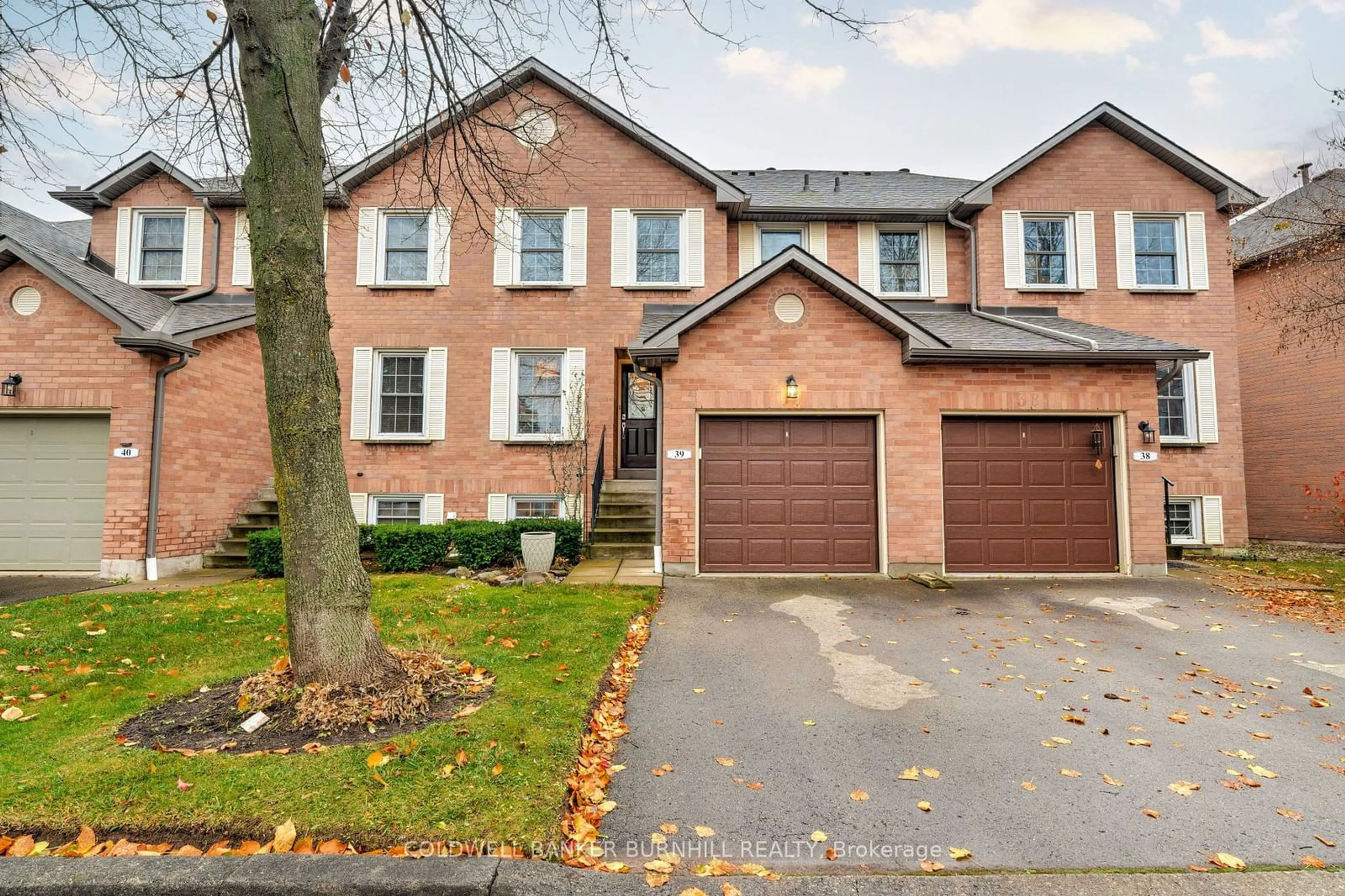 A pic from exterior of the house or condo, cottage for 2935 Headon Forest Dr #39, Burlington Ontario L7M 3Z7