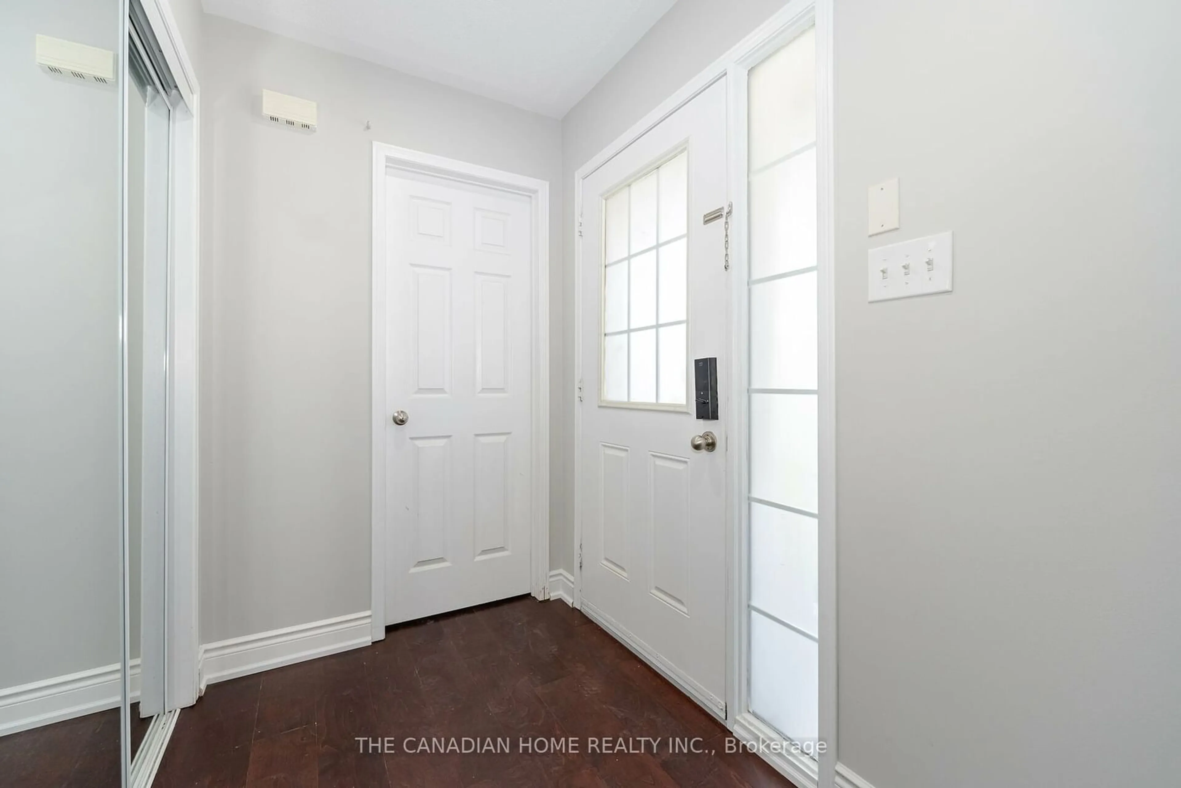 Indoor entryway, wood floors for 5255 Palmetto Pl #21, Mississauga Ontario L5M 0H2