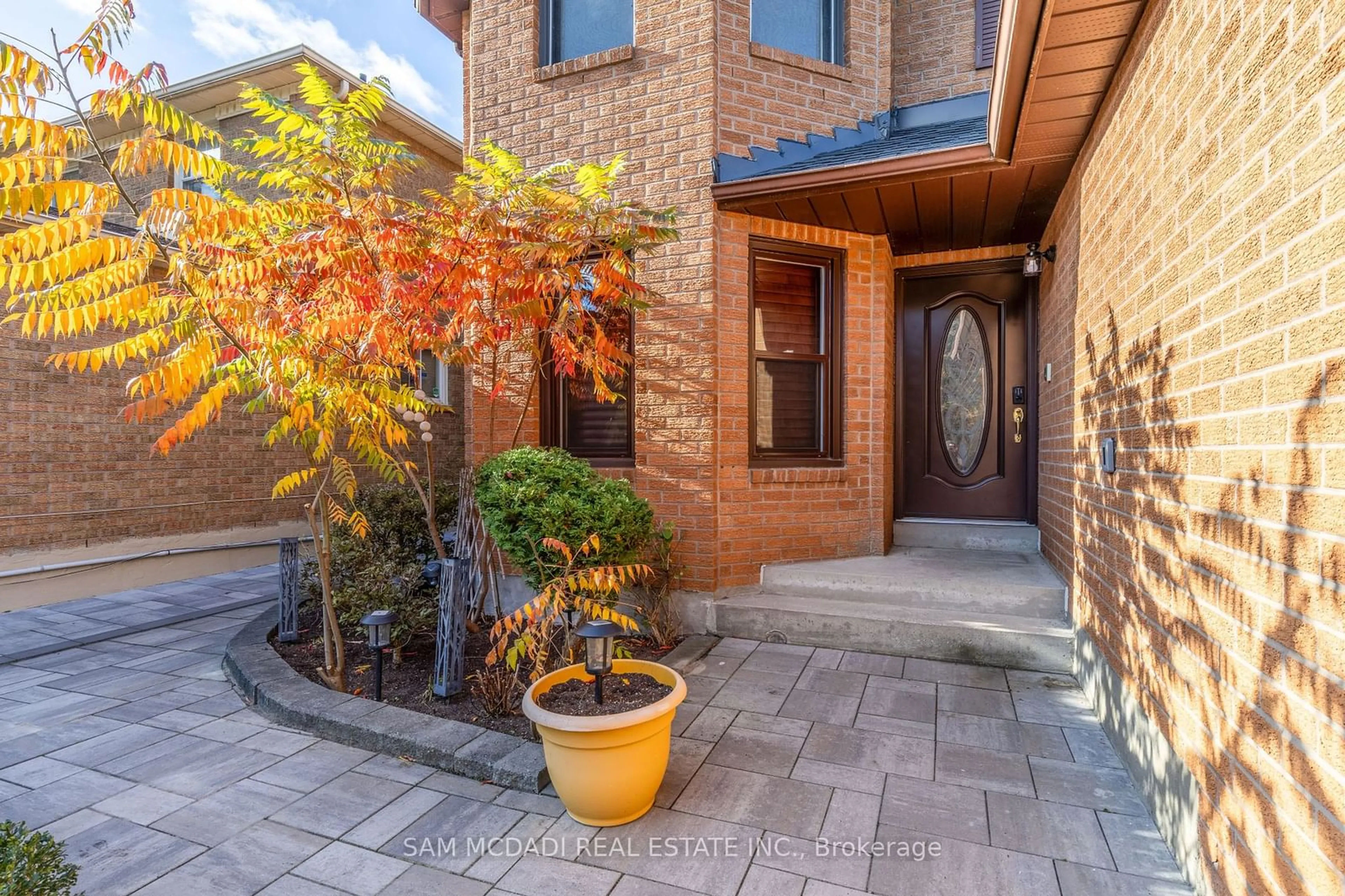 Indoor entryway, ceramic floors for 5392 Champlain Tr, Mississauga Ontario L5R 2Y8