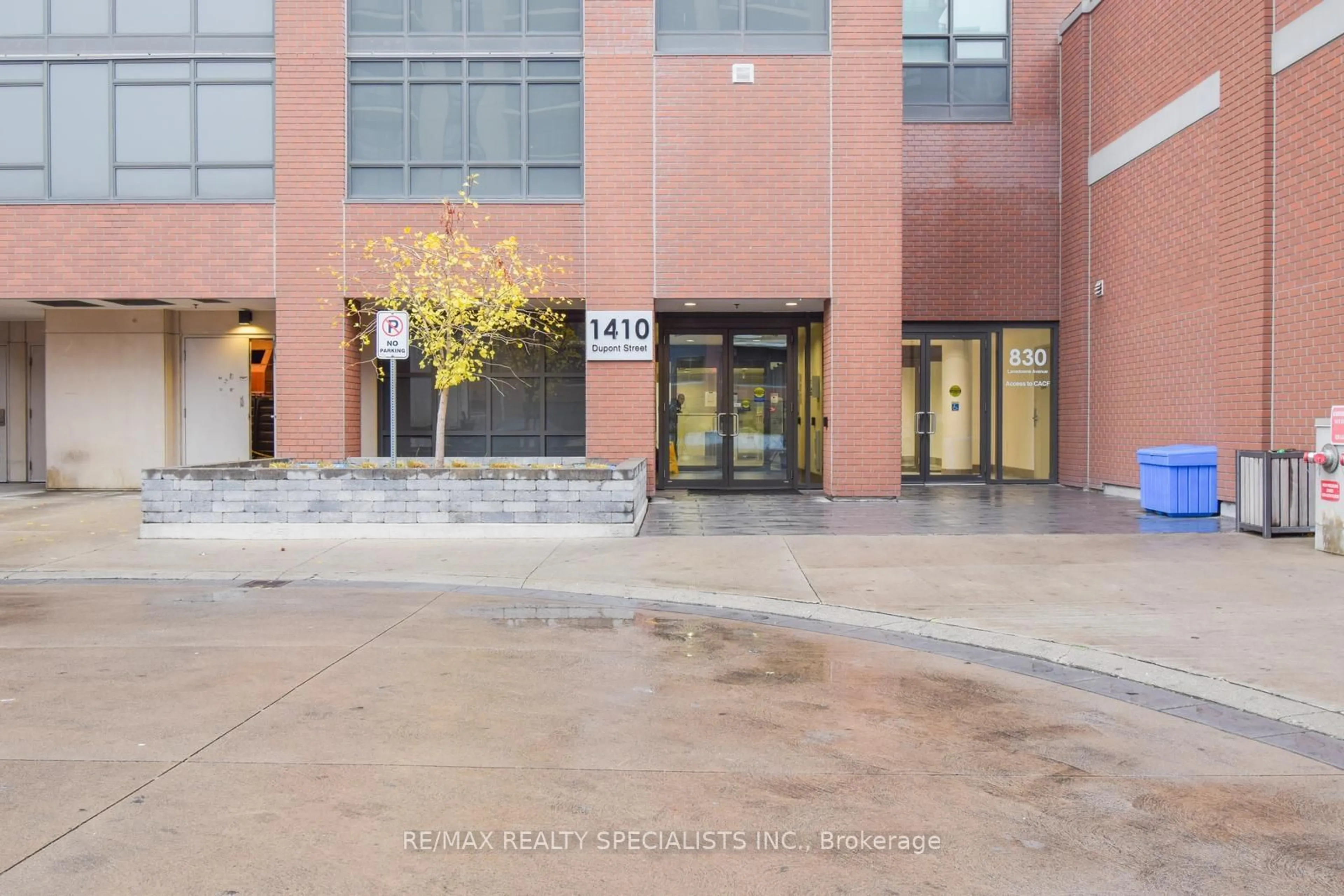 Indoor foyer for 1410 Dupont St #908, Toronto Ontario M6H 2B1