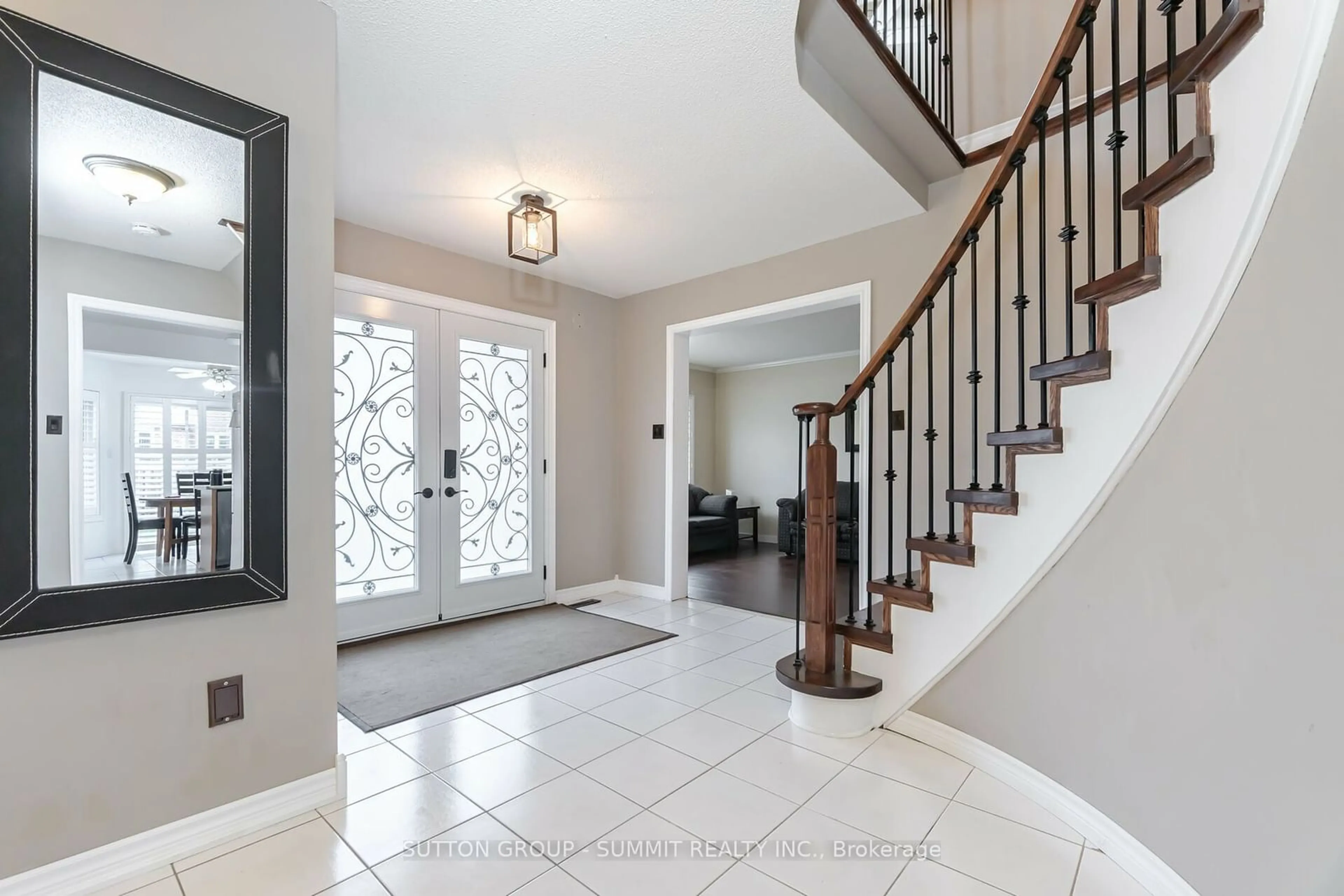 Indoor entryway, wood floors for 28 Petworth Rd, Brampton Ontario L6Z 4C6