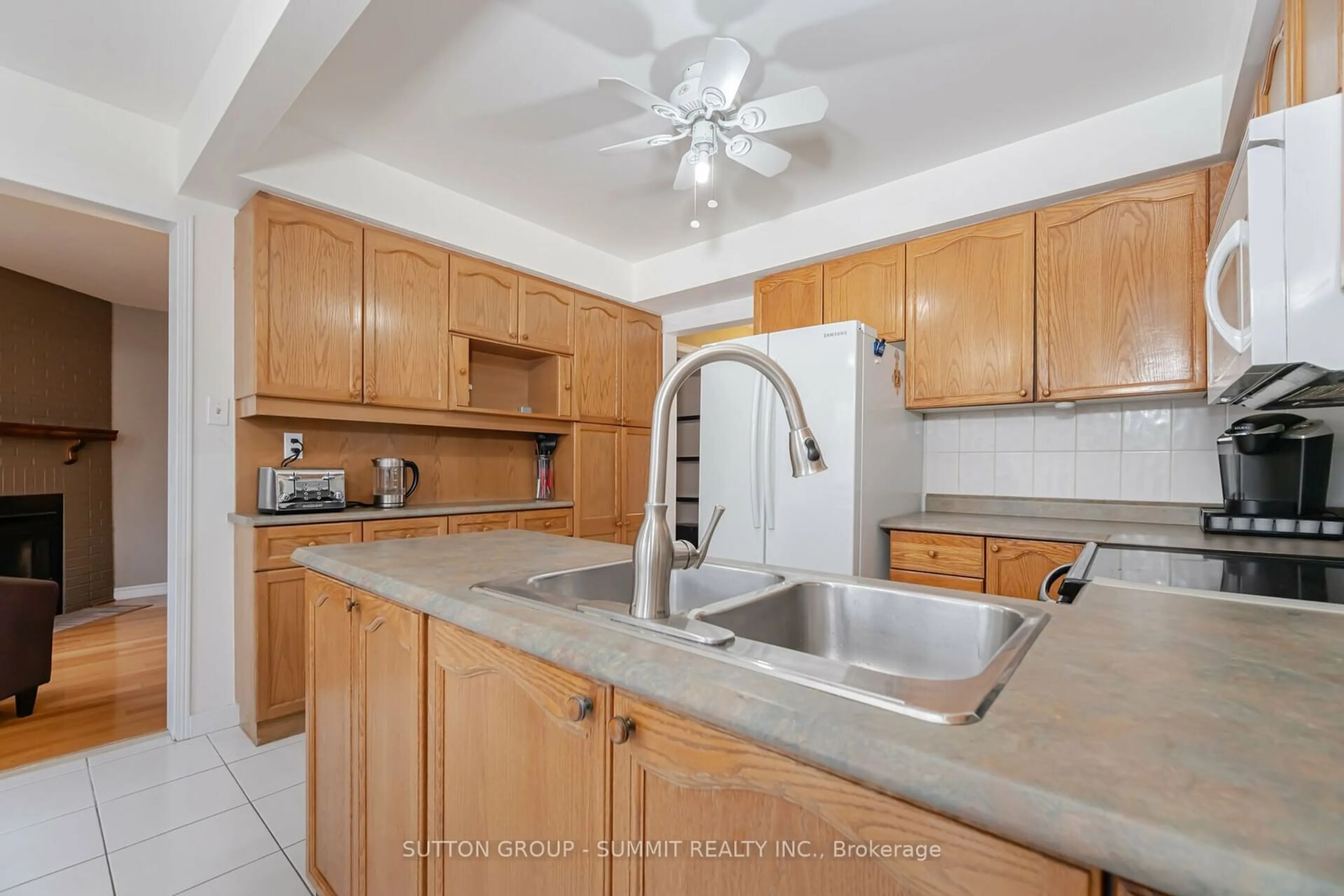 Standard kitchen for 28 Petworth Rd, Brampton Ontario L6Z 4C6