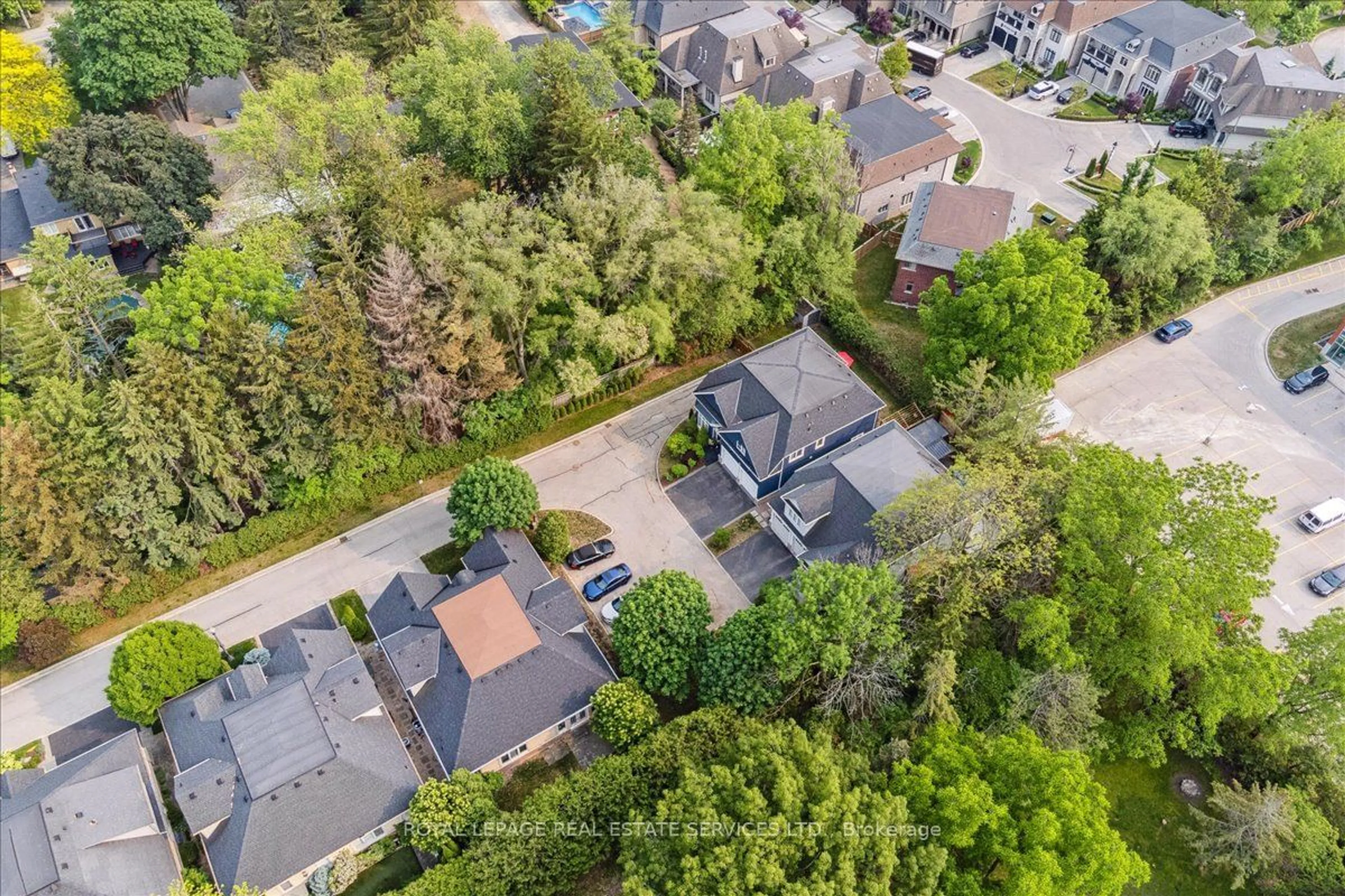 A pic from outside/outdoor area/front of a property/back of a property/a pic from drone, street for 128 Morden Rd #2, Oakville Ontario L6K 2R9