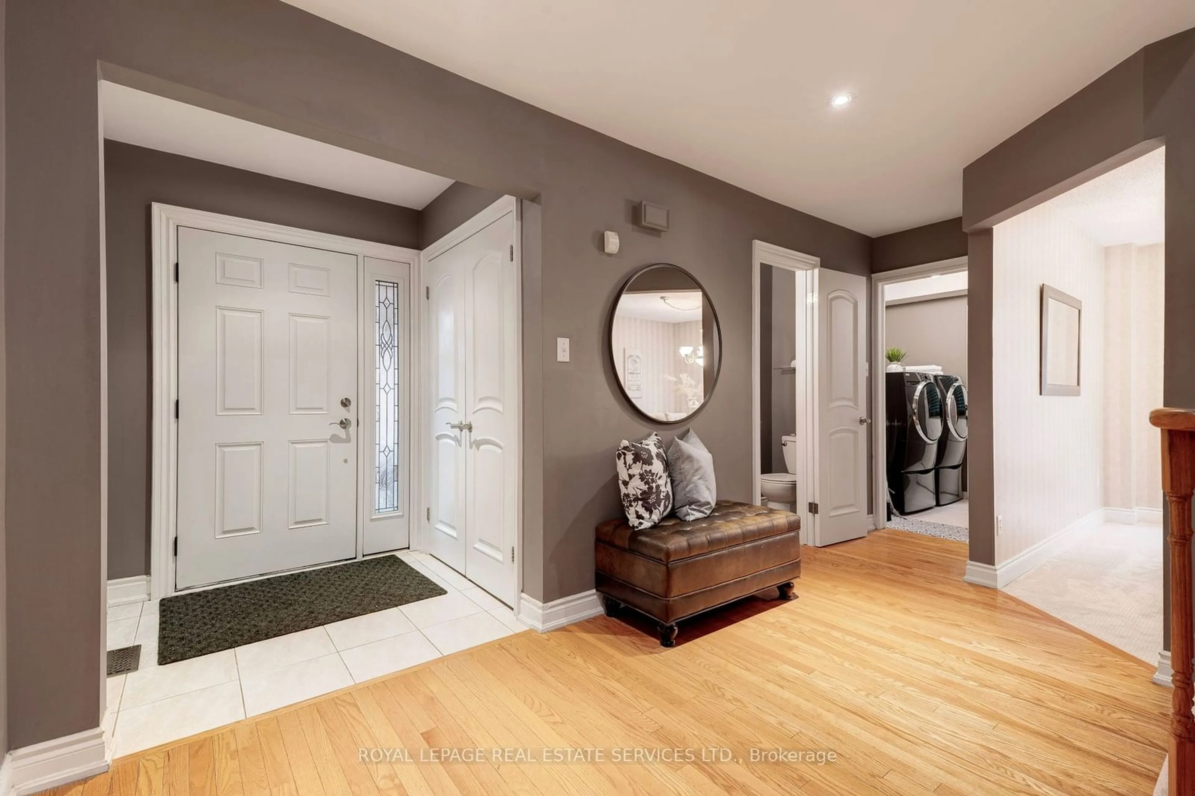 Indoor entryway, wood floors for 400 Claremont Cres, Oakville Ontario L6J 6K1