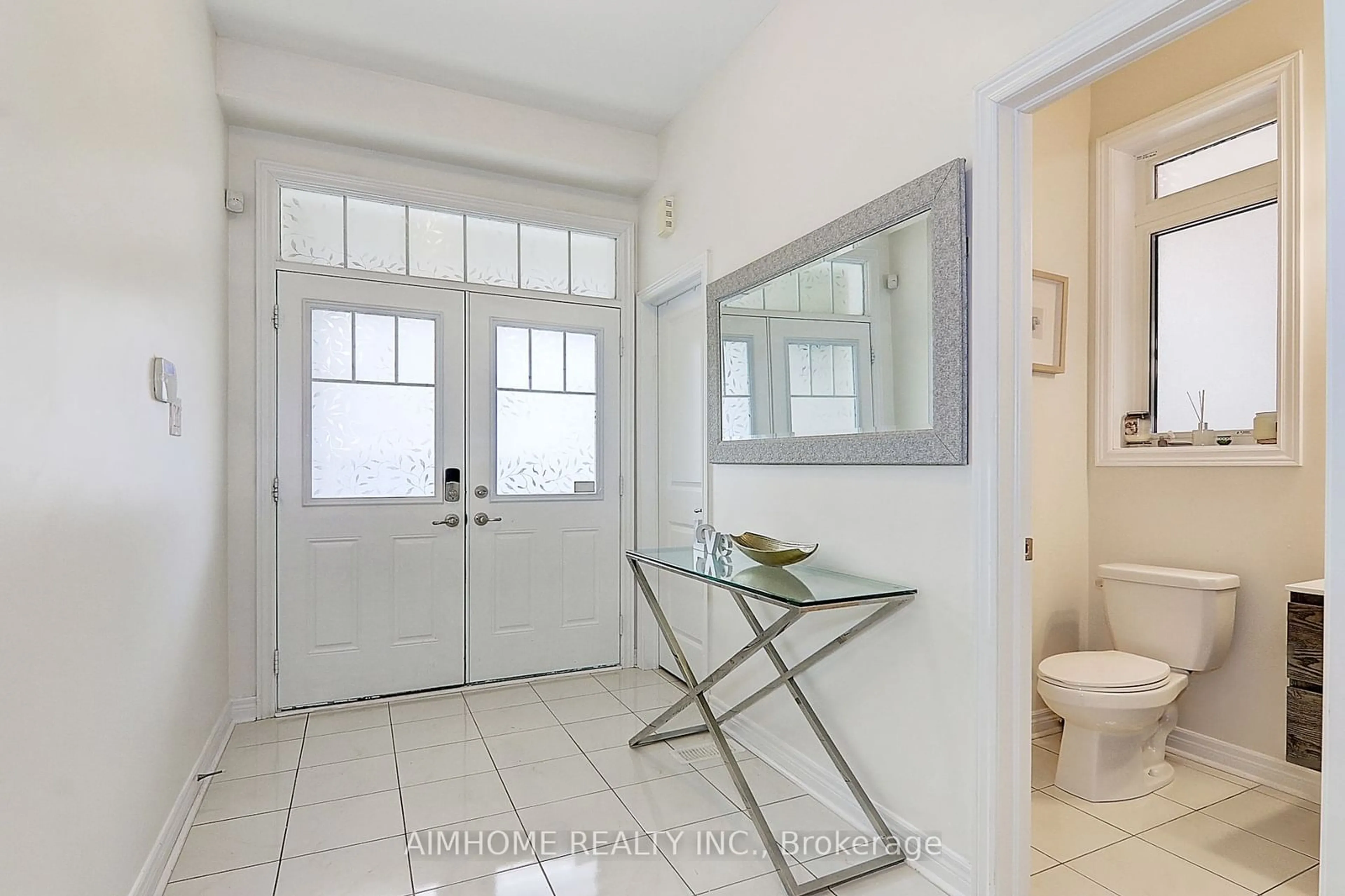 Indoor entryway, wood floors for 3057 Gardenia Gate, Oakville Ontario L6M 0Y8