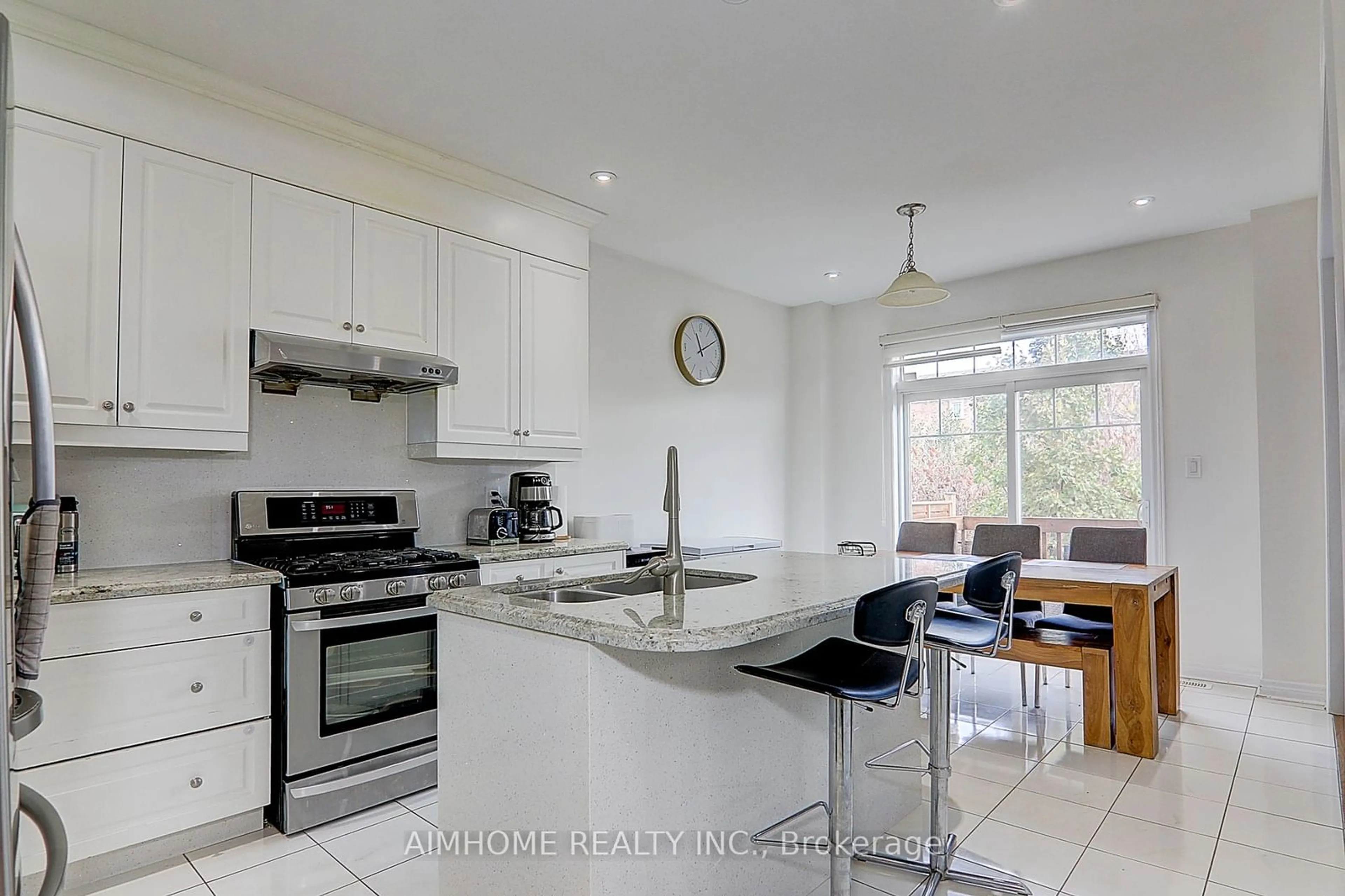 Open concept kitchen for 3057 Gardenia Gate, Oakville Ontario L6M 0Y8