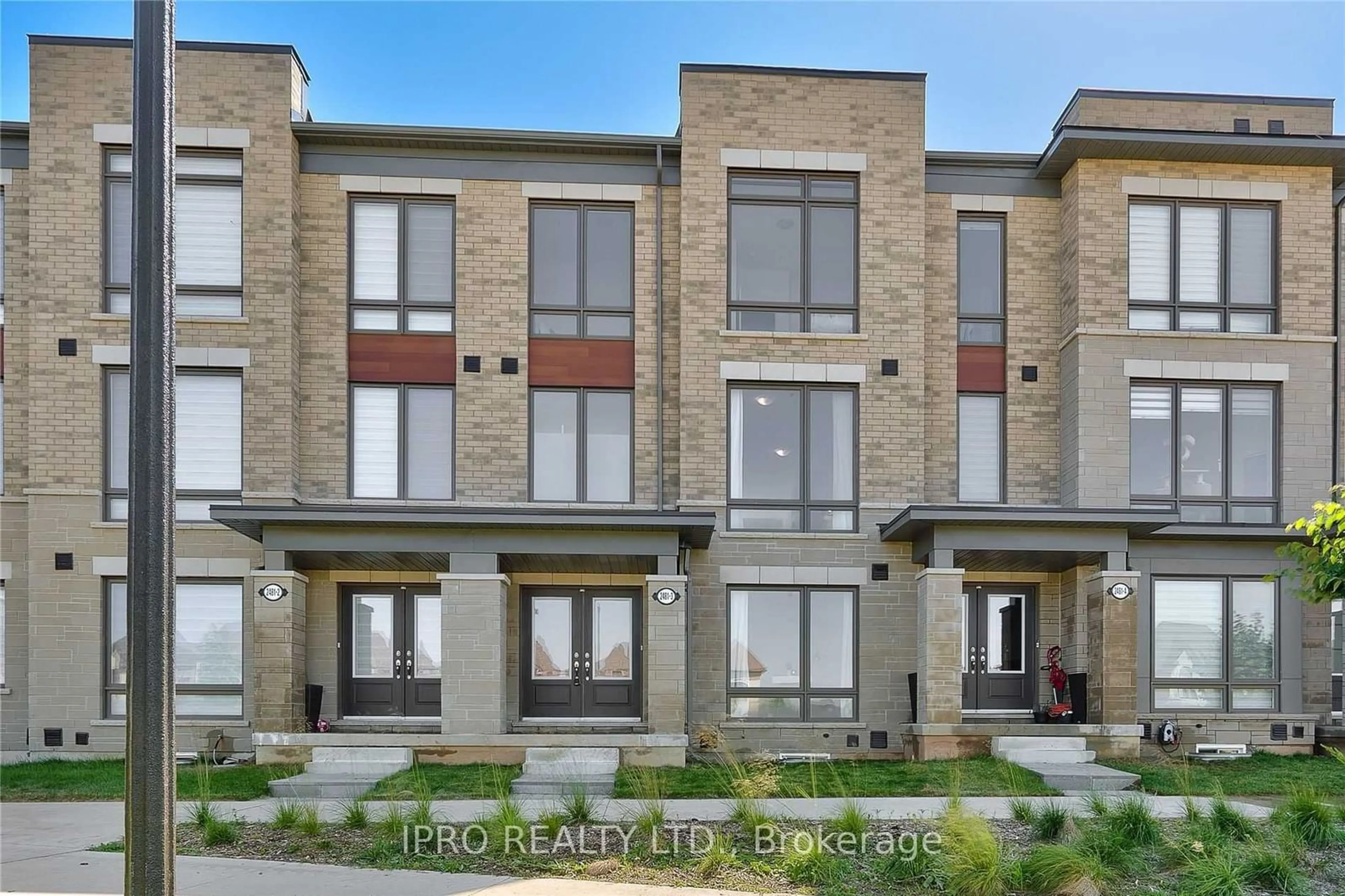 A pic from exterior of the house or condo, the front or back of building for 2481 Badger Cres #3, Oakville Ontario L6M 5M1