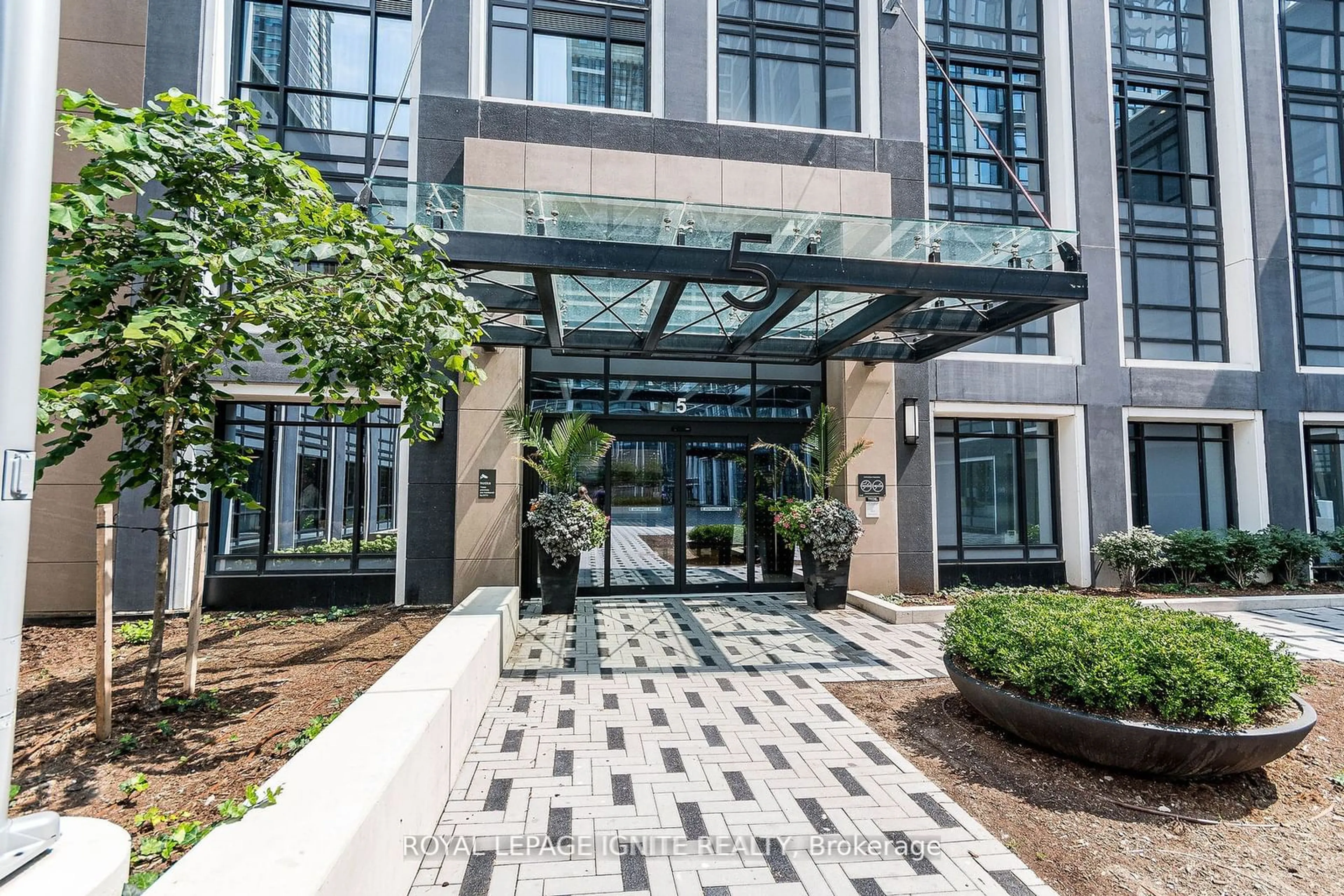 Indoor foyer, cement floor for 5 Mabelle Ave #836, Toronto Ontario M9A 0C8