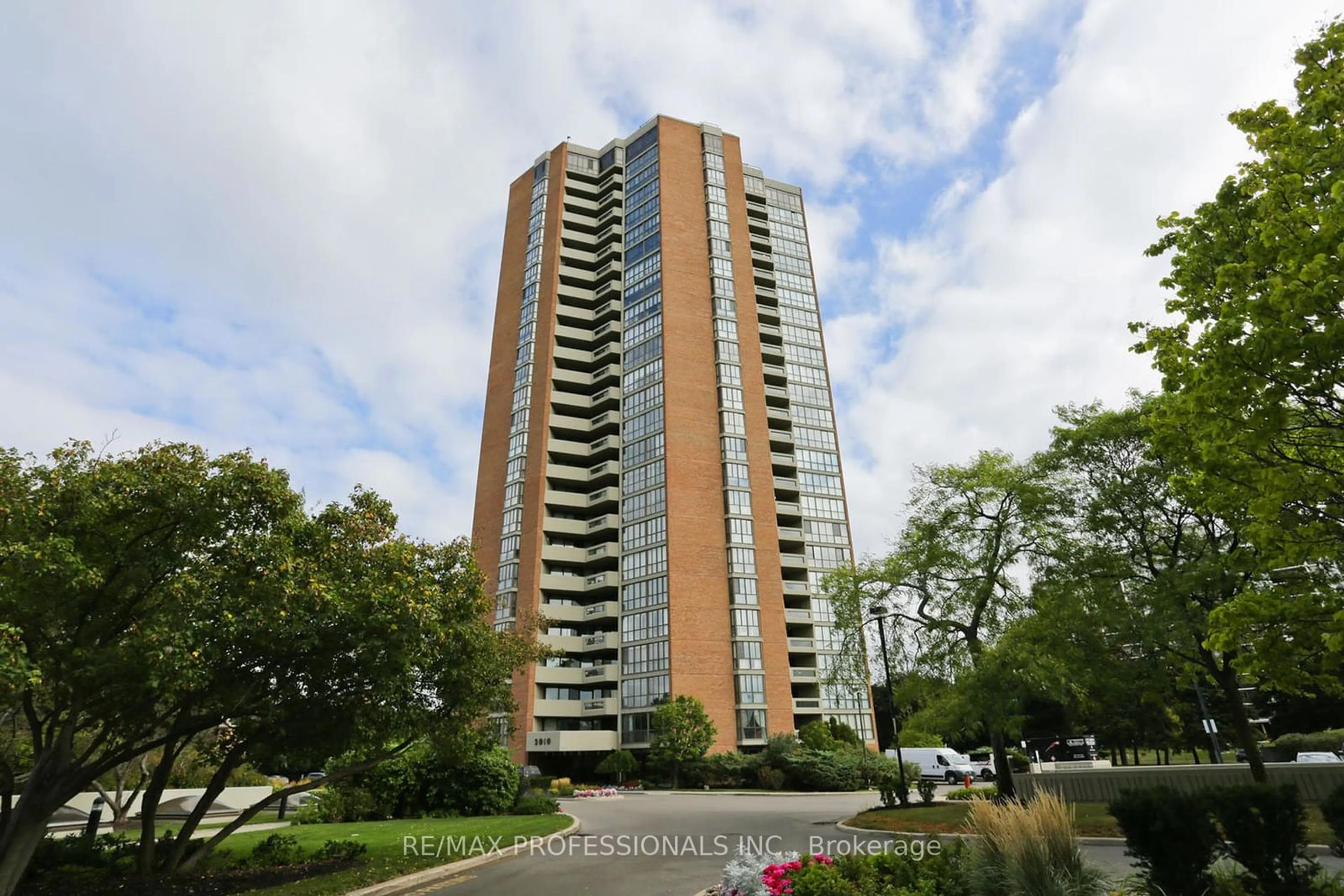 A pic from exterior of the house or condo, the front or back of building for 2010 Islington Ave #601, Toronto Ontario M9P 3S8