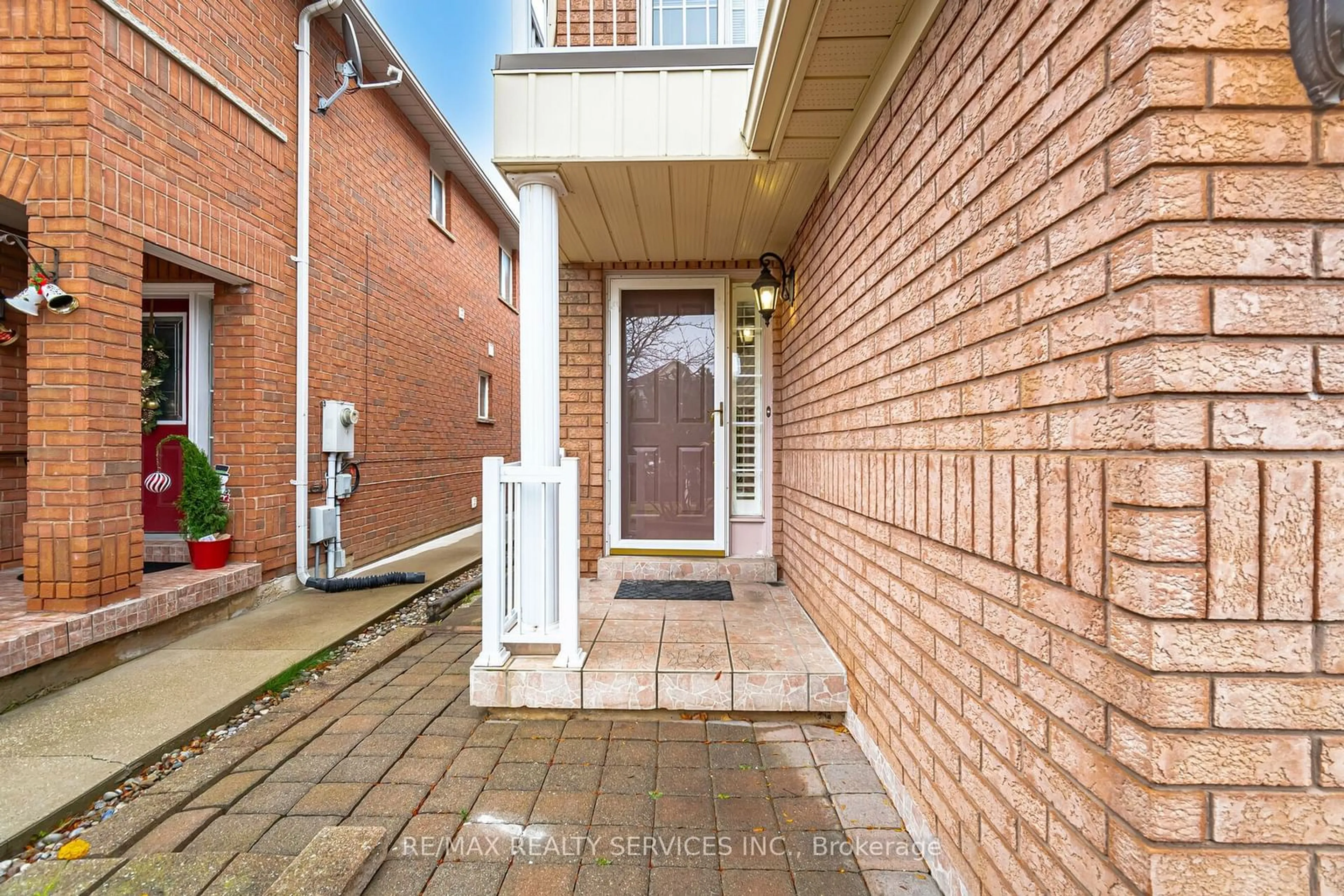 Home with brick exterior material for 31 Olympia Cres, Brampton Ontario L6X 4W1