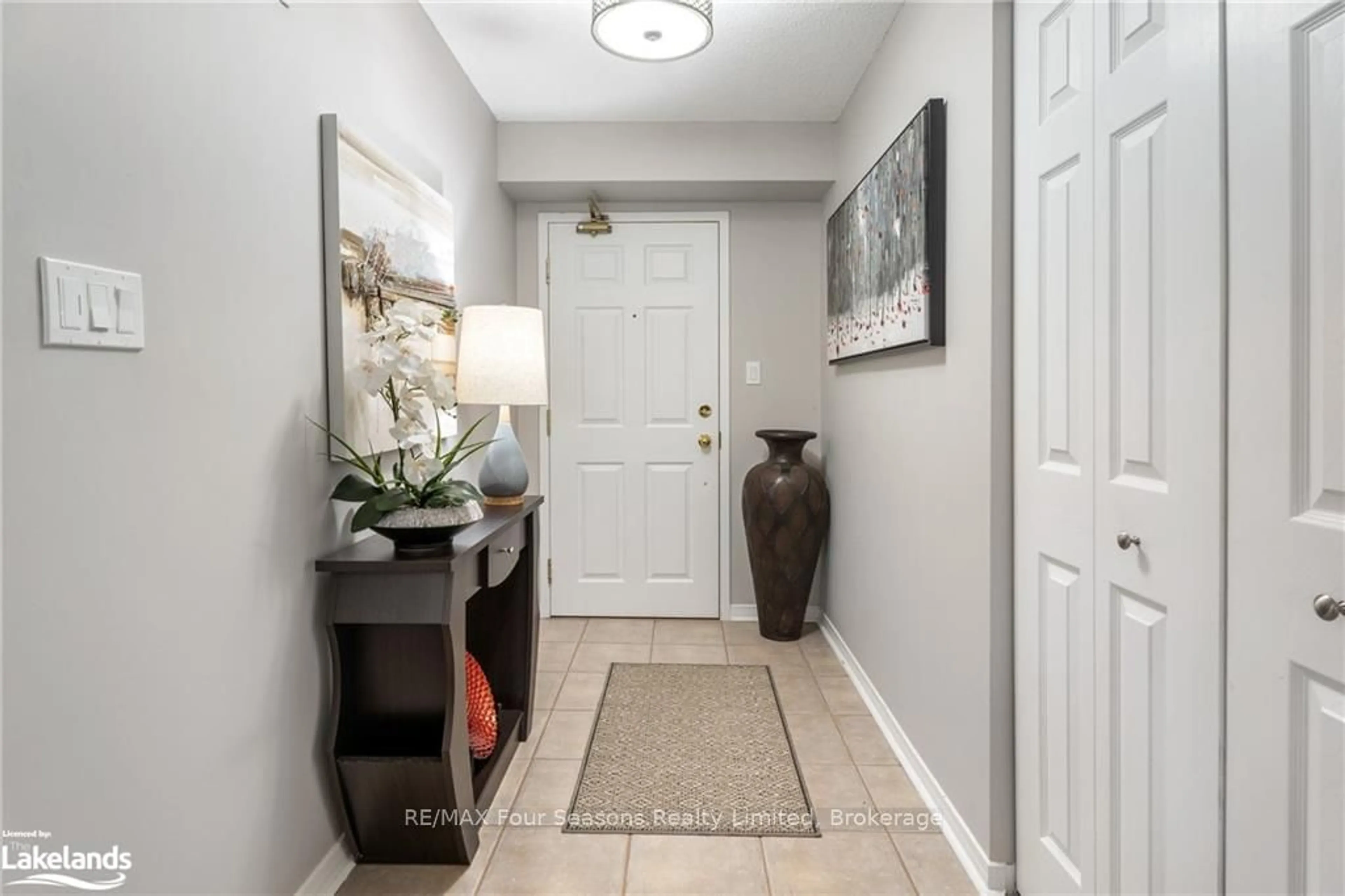 Indoor entryway, wood floors for 216 PLAINS Rd #A405, Burlington Ontario L7T 2C3