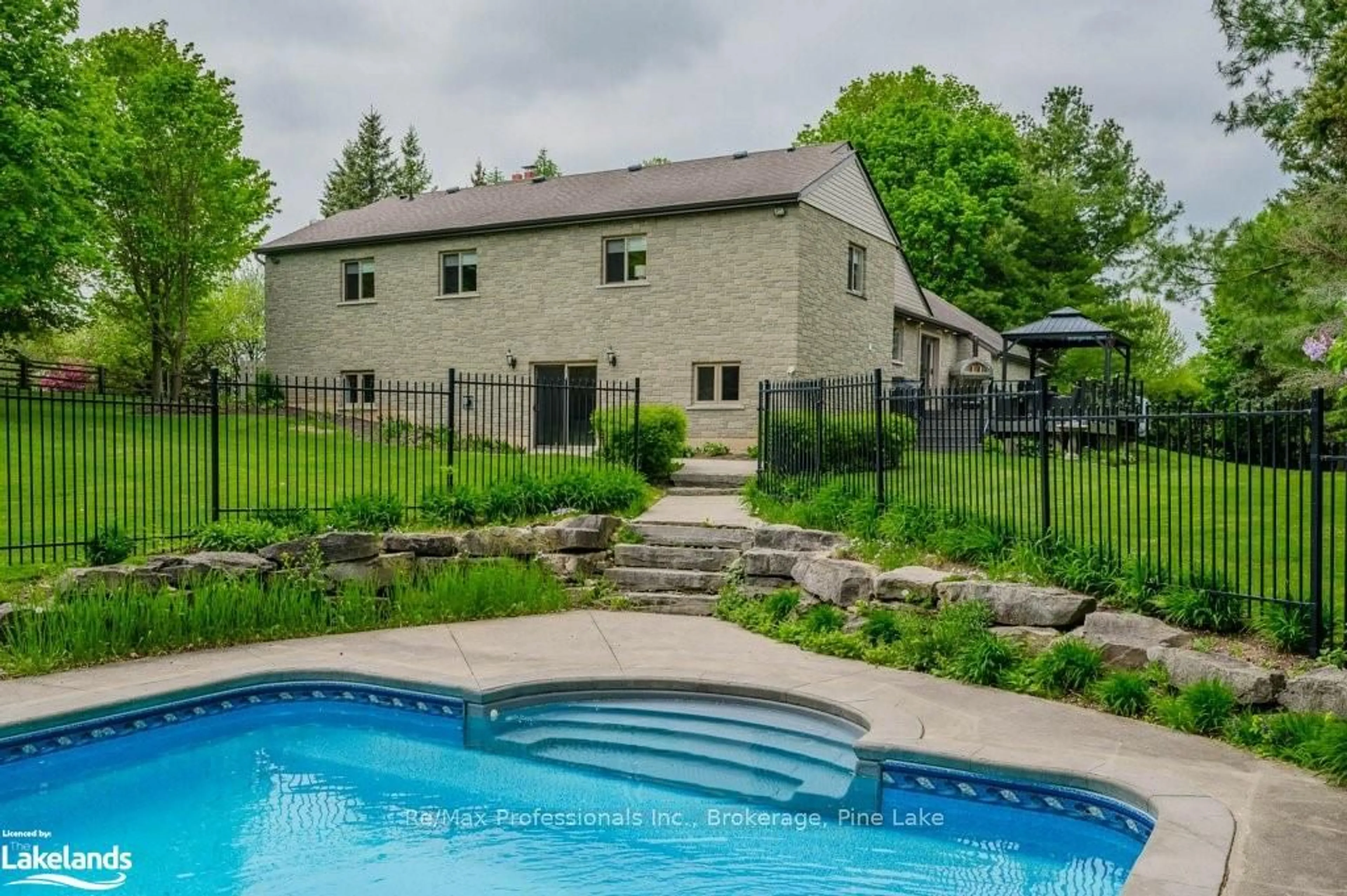 Indoor or outdoor pool for 2038 15 Sdrd, Milton Ontario L0P 1J0