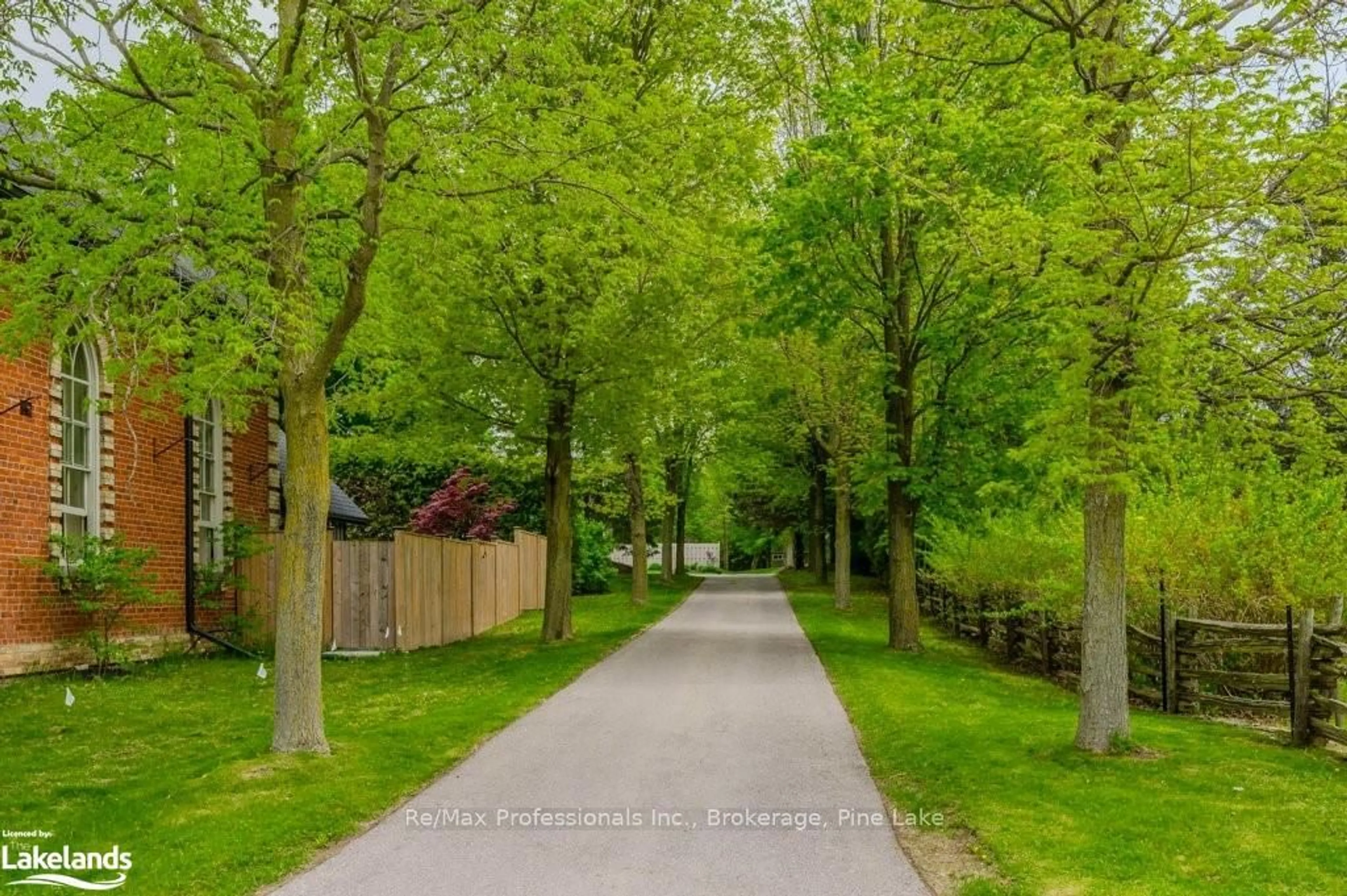 Patio, the street view for 2038 15 Sdrd, Milton Ontario L0P 1J0