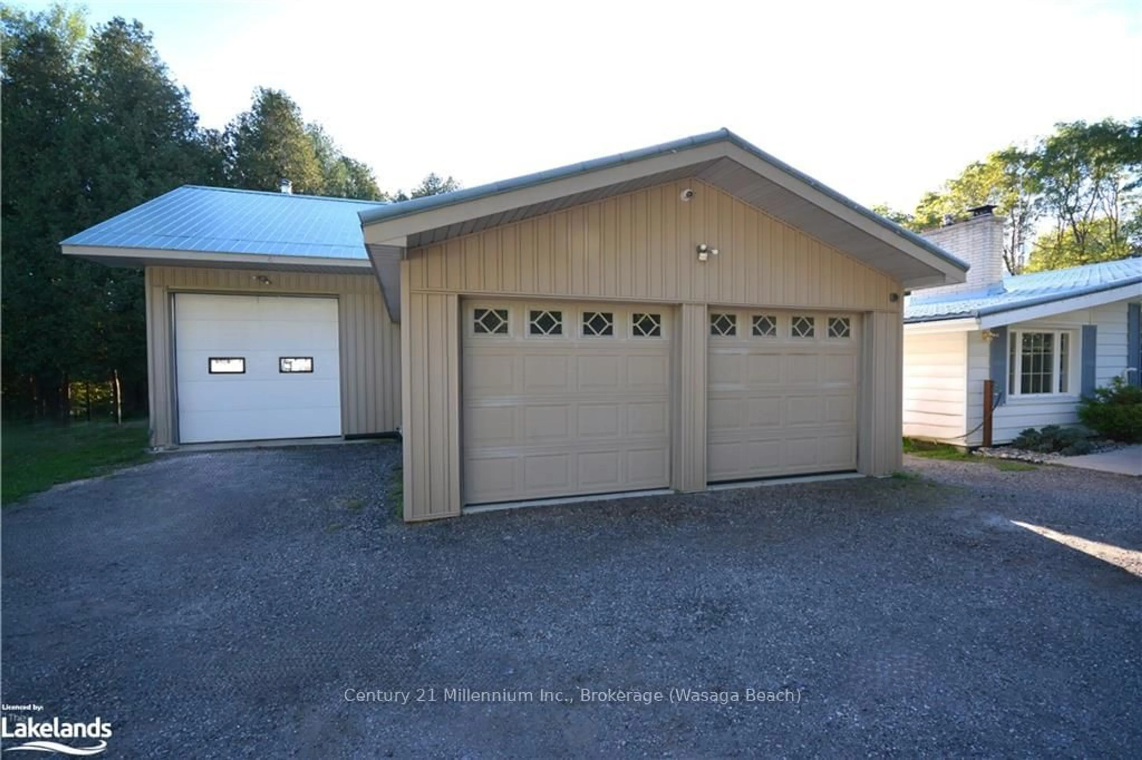 Indoor garage for 12536 FIFTH LINE Line, Milton Ontario N0B 2K0