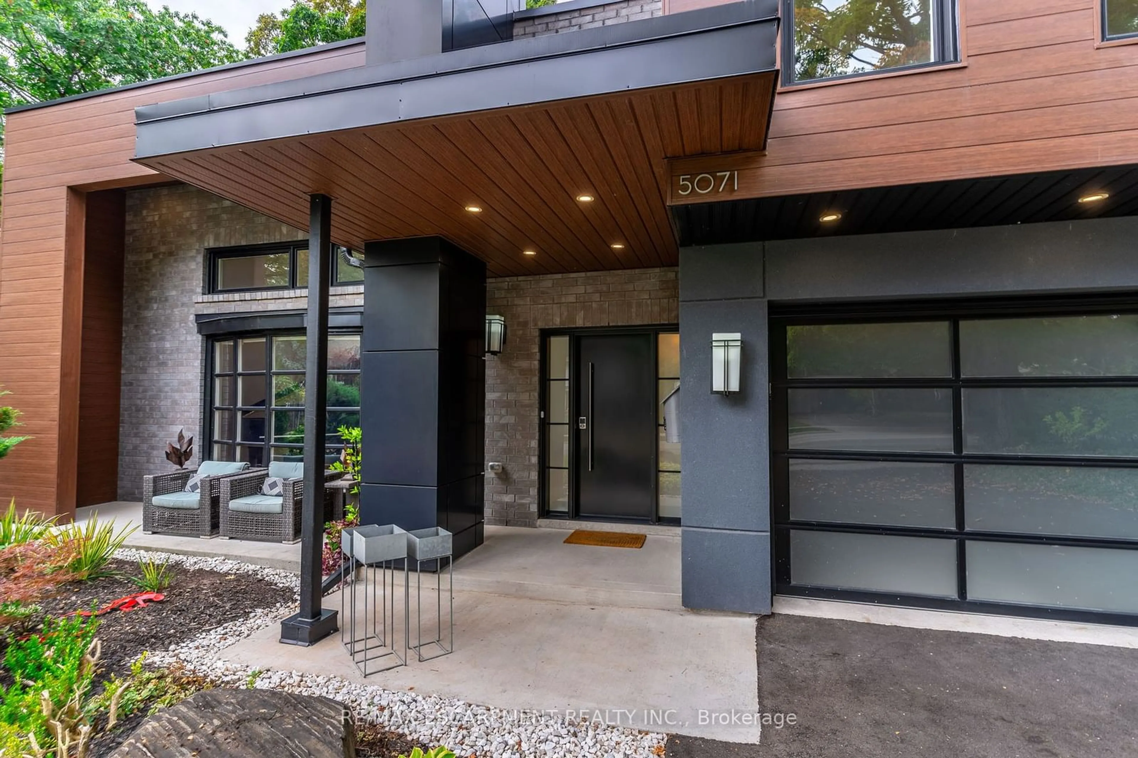 Indoor entryway, cement floor for 5071 Spruce Ave, Burlington Ontario L7L 1M6