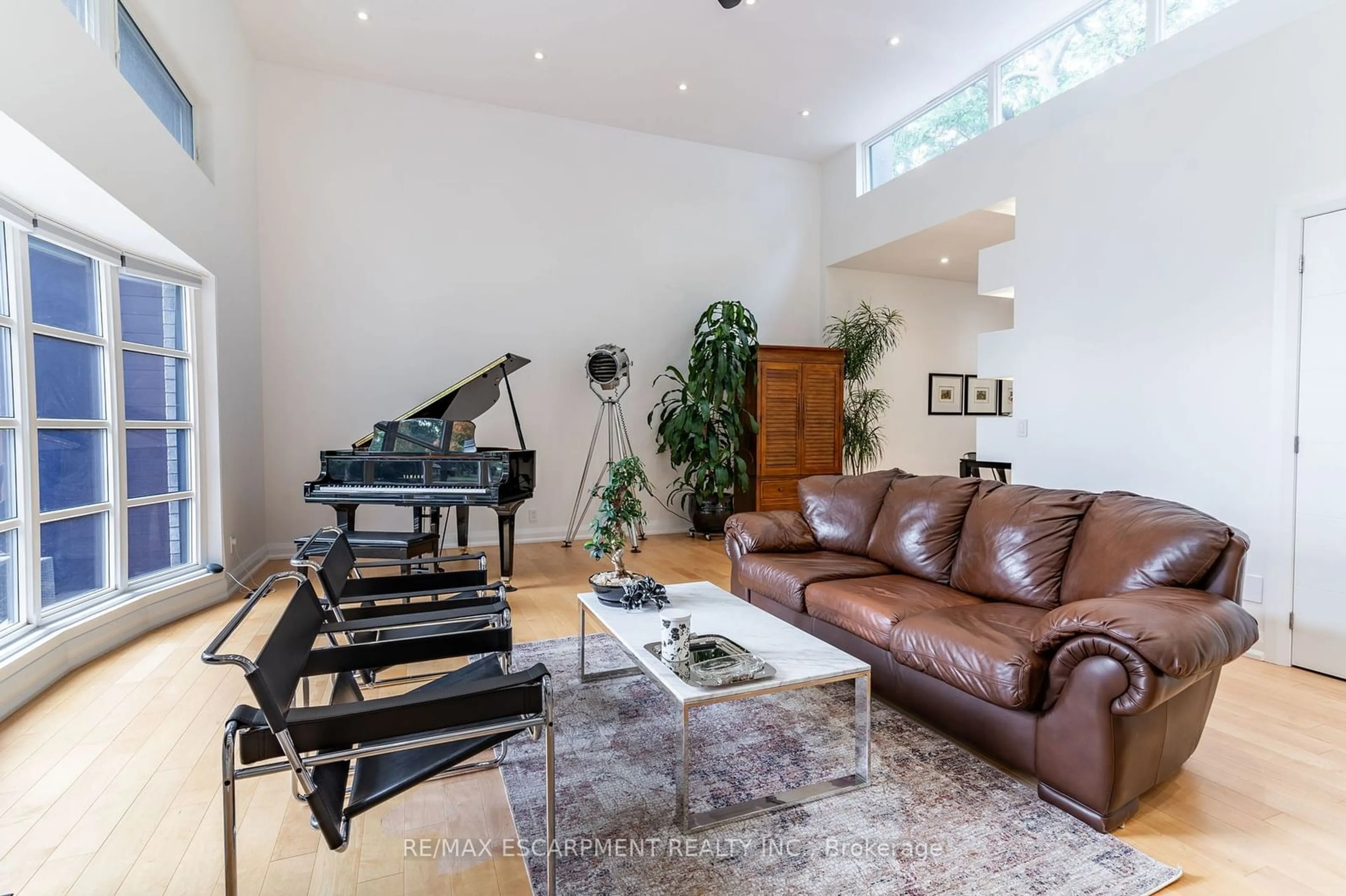 Living room, wood floors for 5071 Spruce Ave, Burlington Ontario L7L 1M6