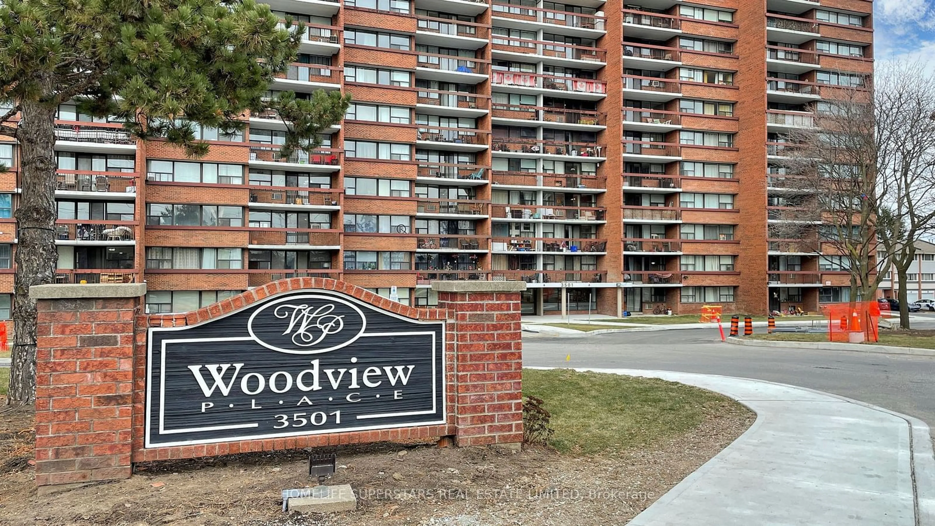 A pic from exterior of the house or condo, the street view for 3501 Glen Erin Dr #605, Mississauga Ontario L5L 2E9