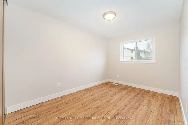 Additional property image - 8 Guildford Cres Unit 8