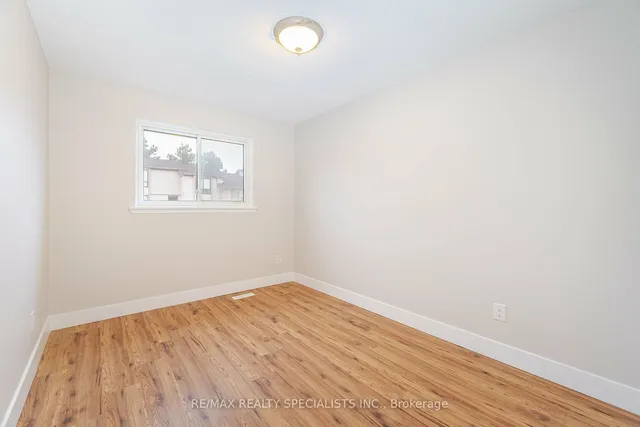 Additional property image - 8 Guildford Cres Unit 8