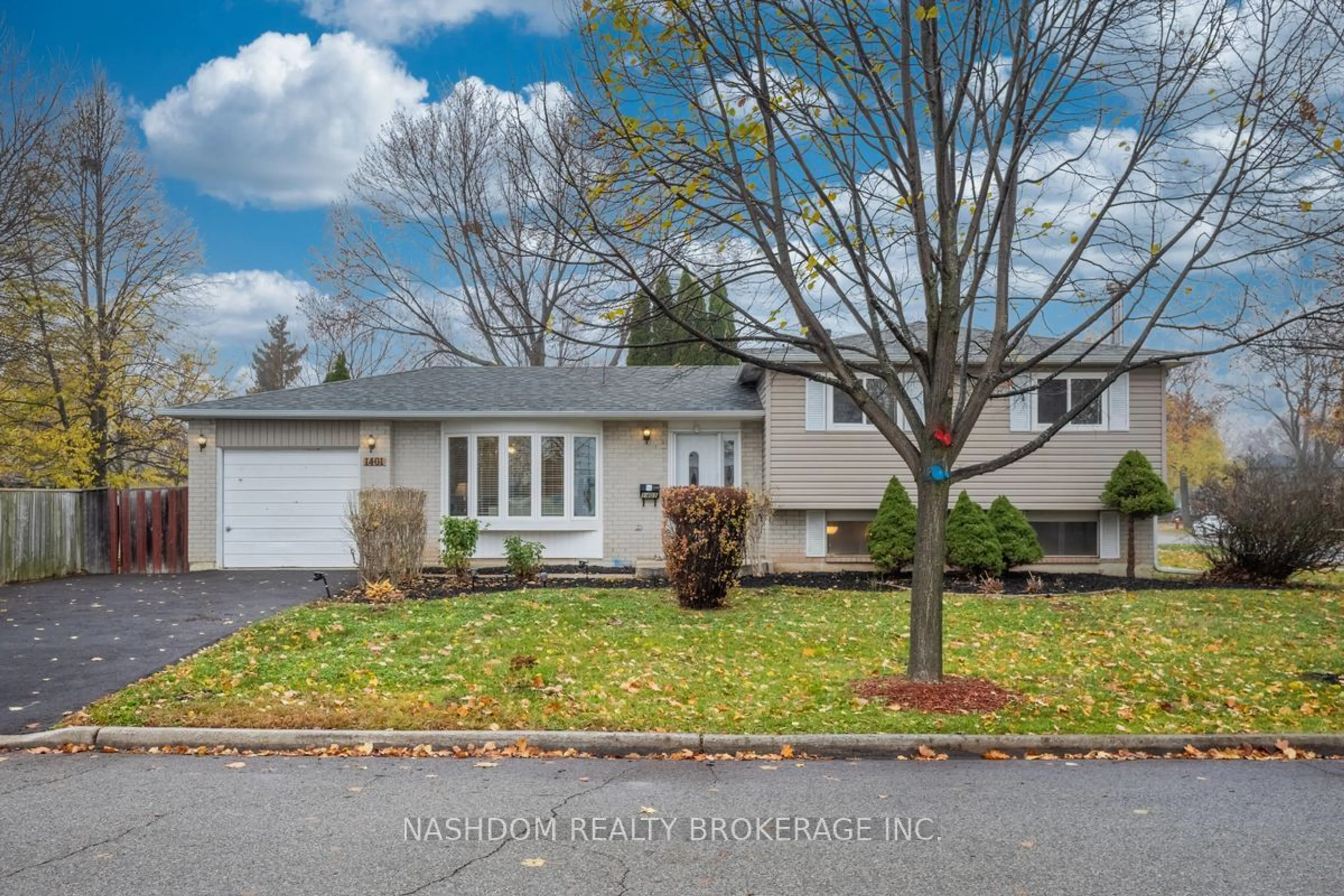 A pic from exterior of the house or condo, the street view for 1401 Thornton Rd, Burlington Ontario L7M 1N6