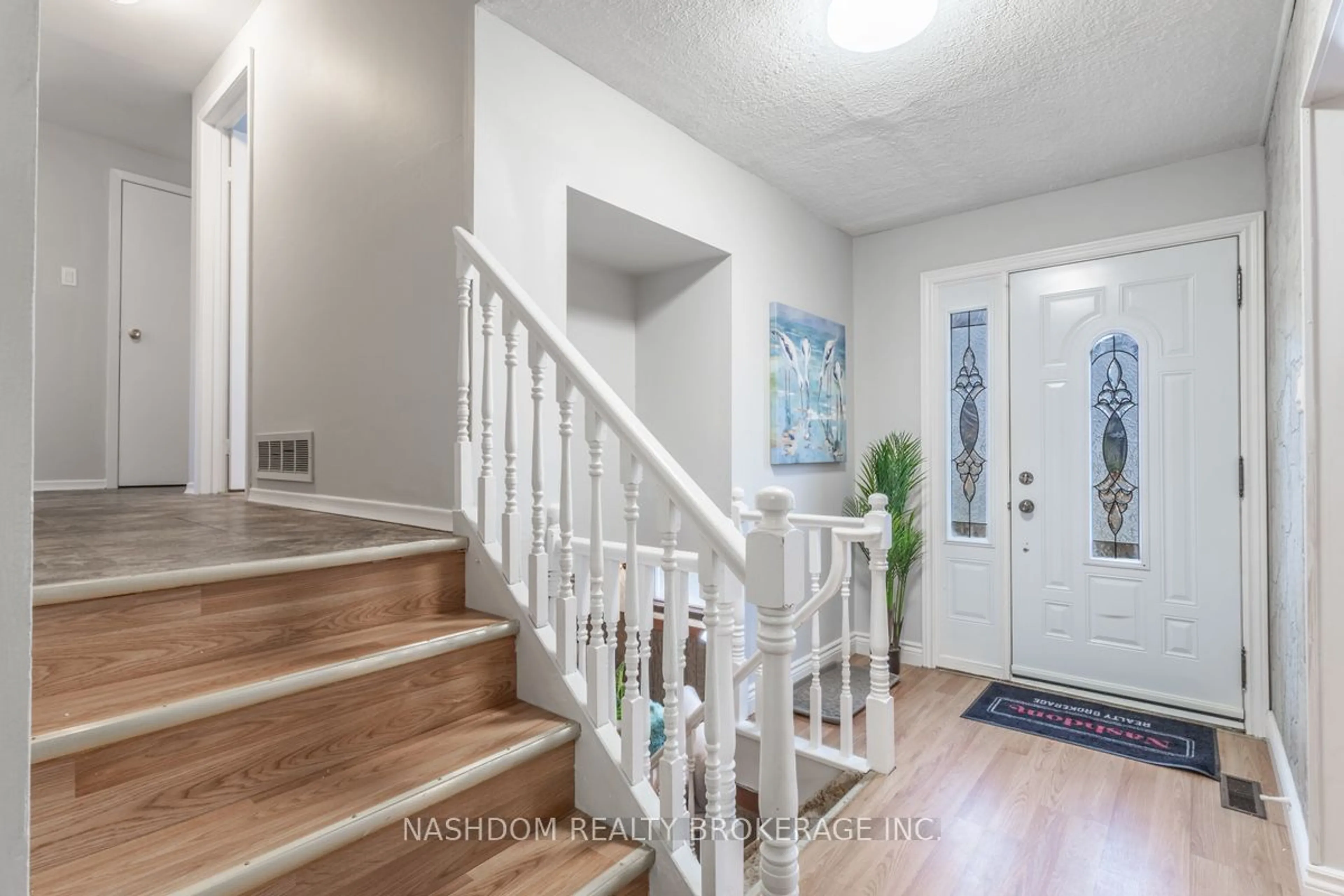 Indoor entryway, wood floors for 1401 Thornton Rd, Burlington Ontario L7M 1N6