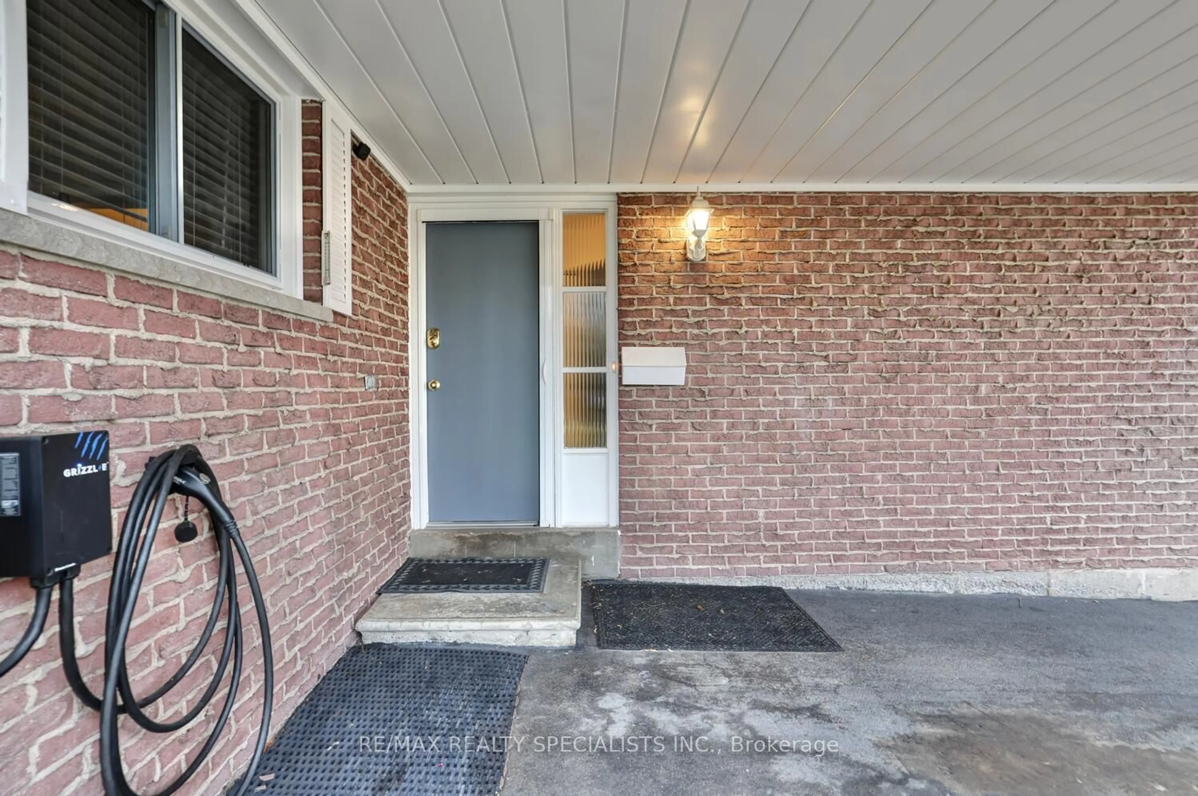 Indoor entryway, cement floor for 2696 Hollington Cres, Mississauga Ontario L5K 1E7