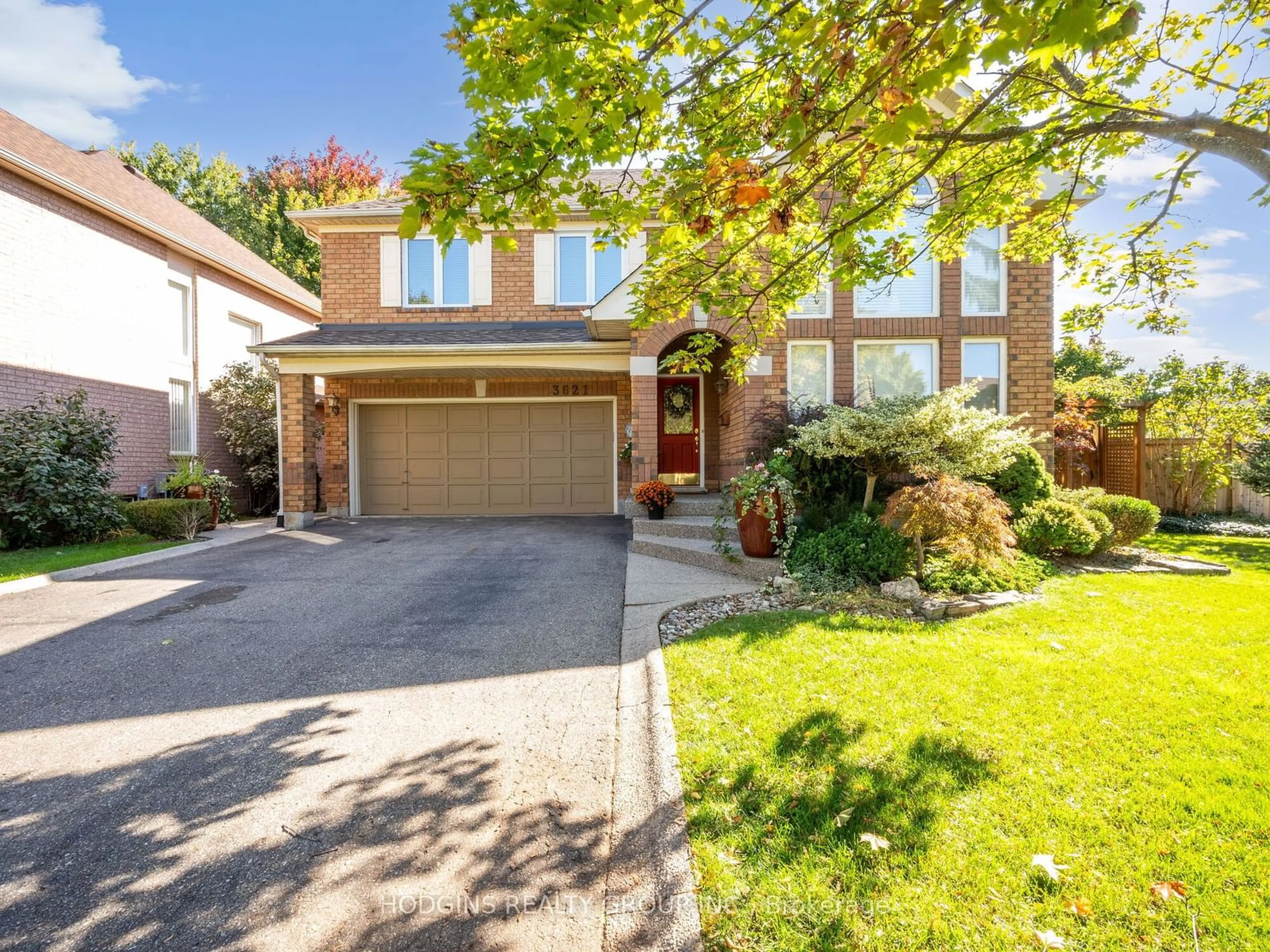 Frontside or backside of a home, the street view for 3621 Forest Bluff Cres, Mississauga Ontario L5N 7W8