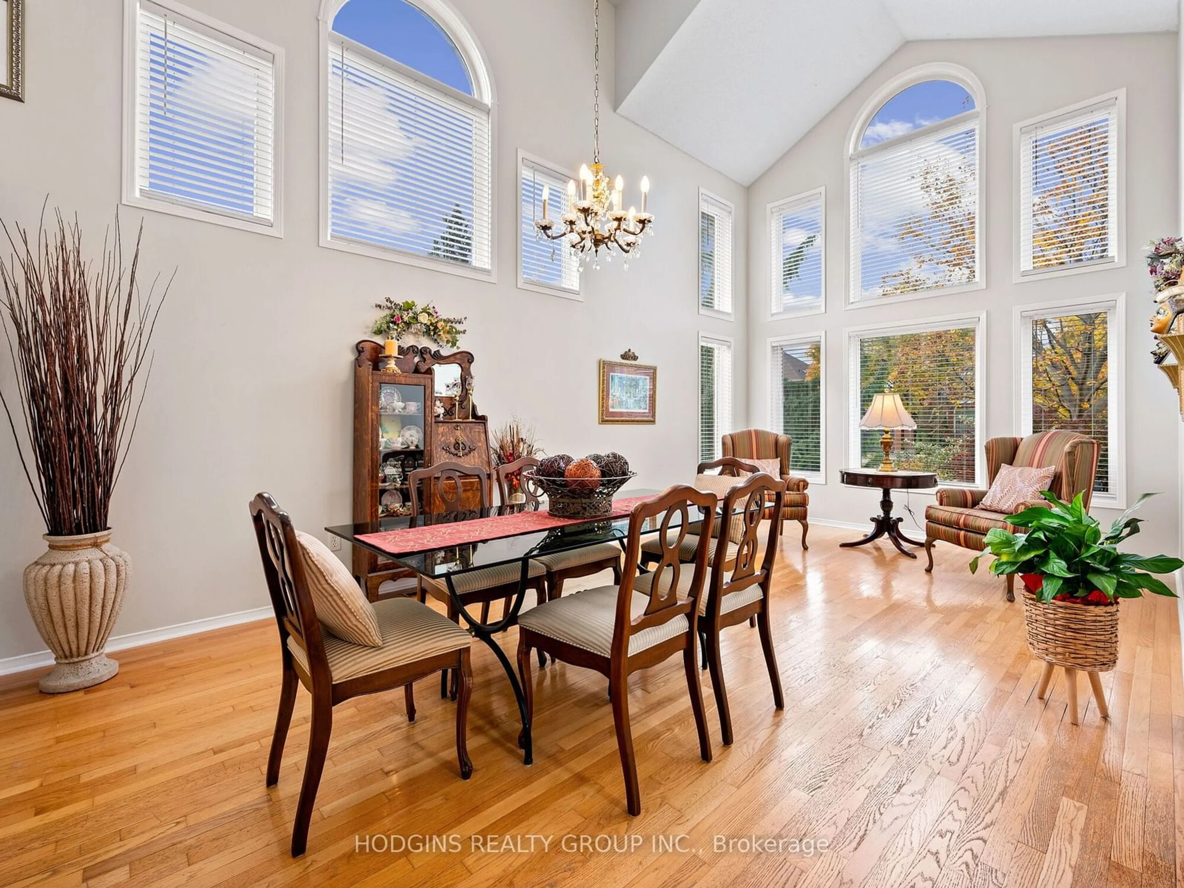 Dining room, wood floors for 3621 Forest Bluff Cres, Mississauga Ontario L5N 7W8