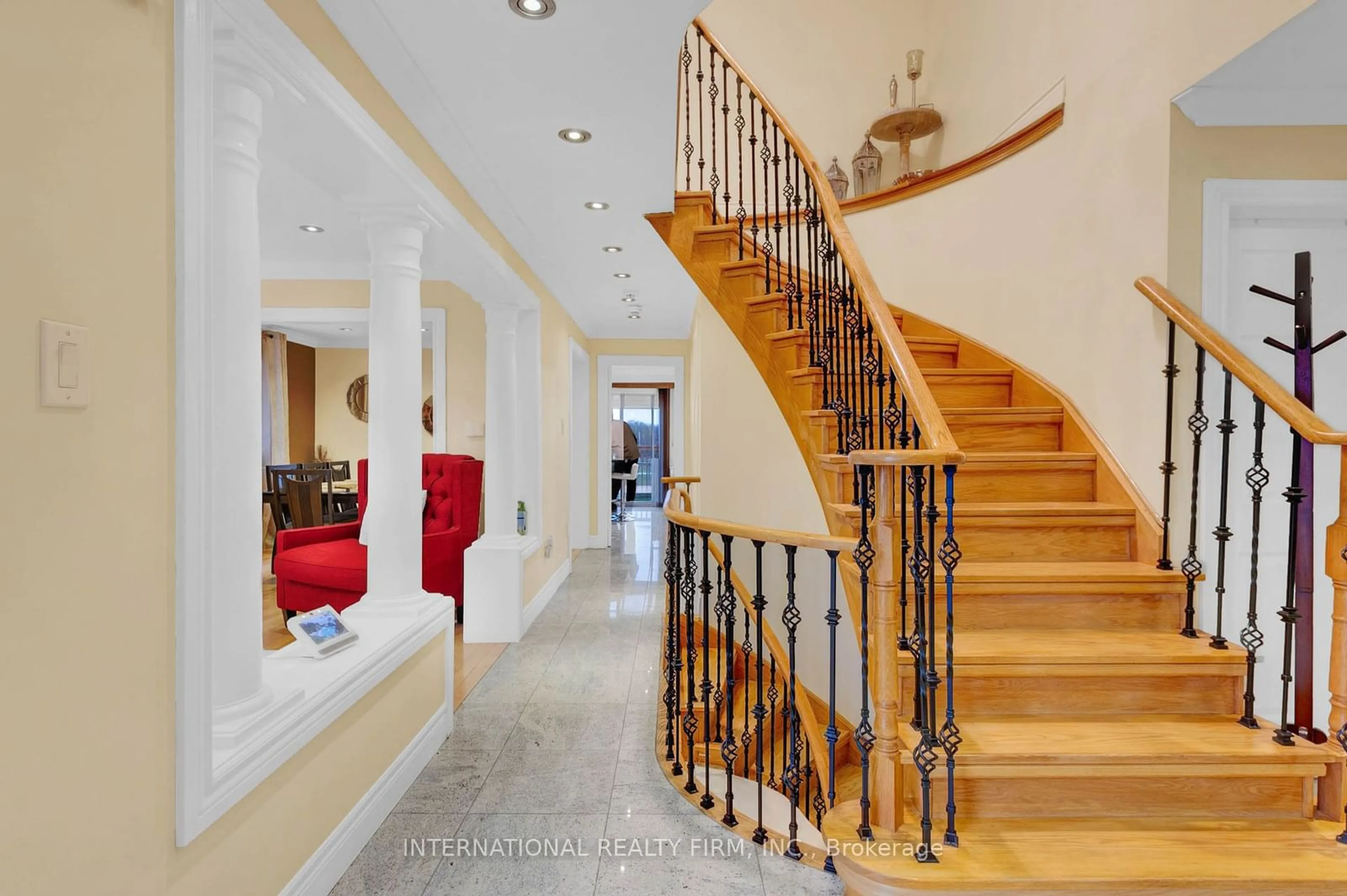 Indoor foyer, wood floors for 6158 Duford Dr, Mississauga Ontario L5V 1A6