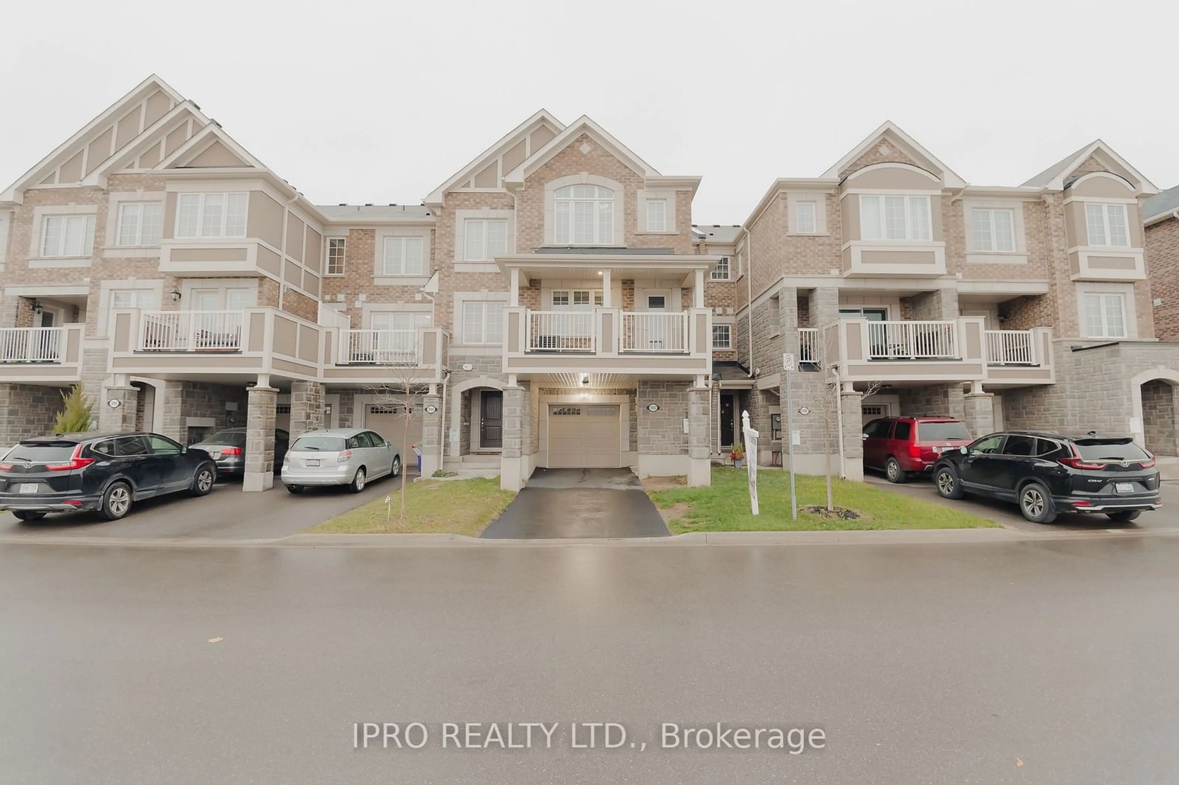 A pic from exterior of the house or condo, the street view for 992 Balsam Crt, Milton Ontario L9E 1R5