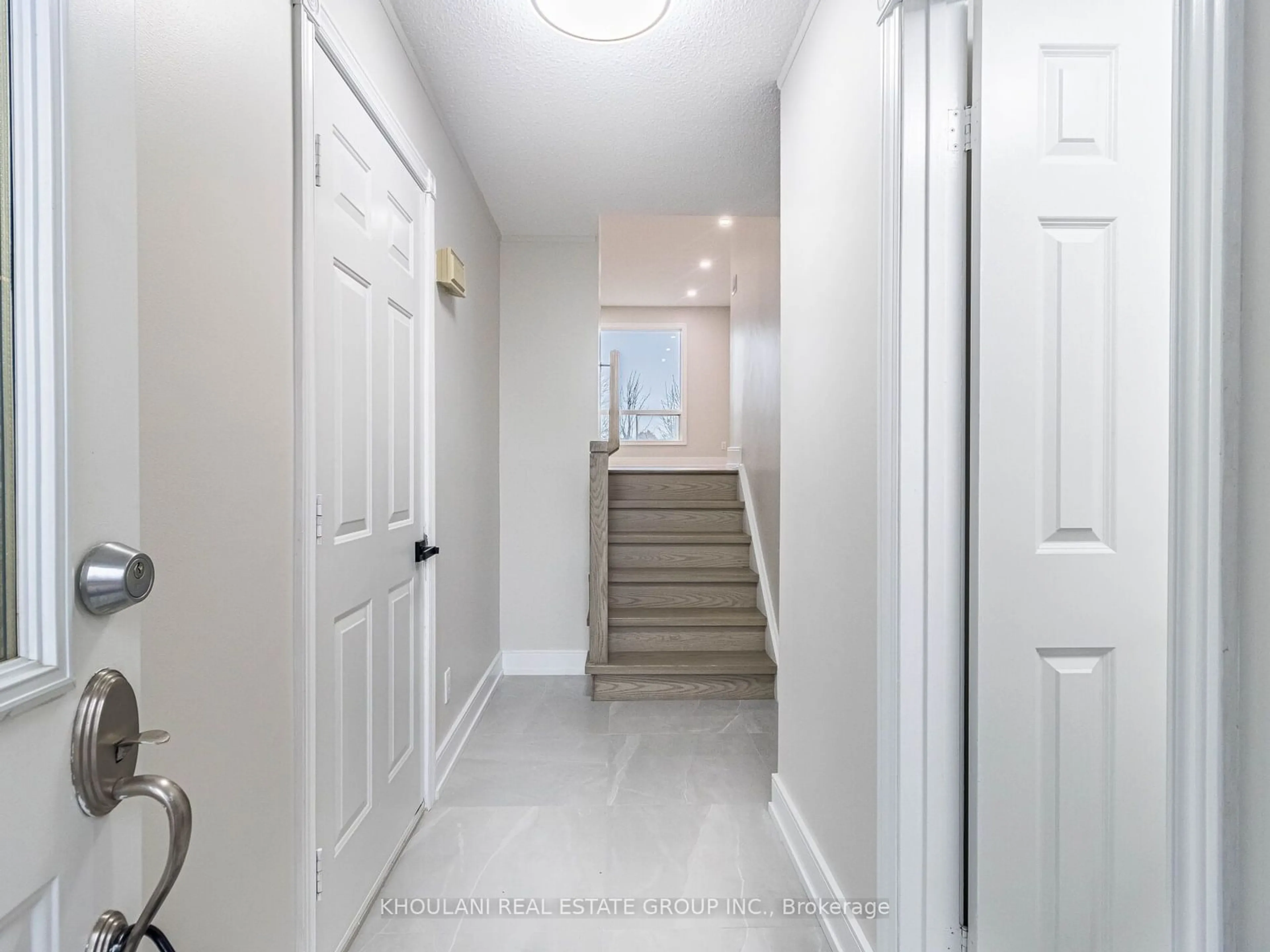 Indoor entryway, wood floors for 40 Scarsdale Crt, Brampton Ontario L6X 2R4