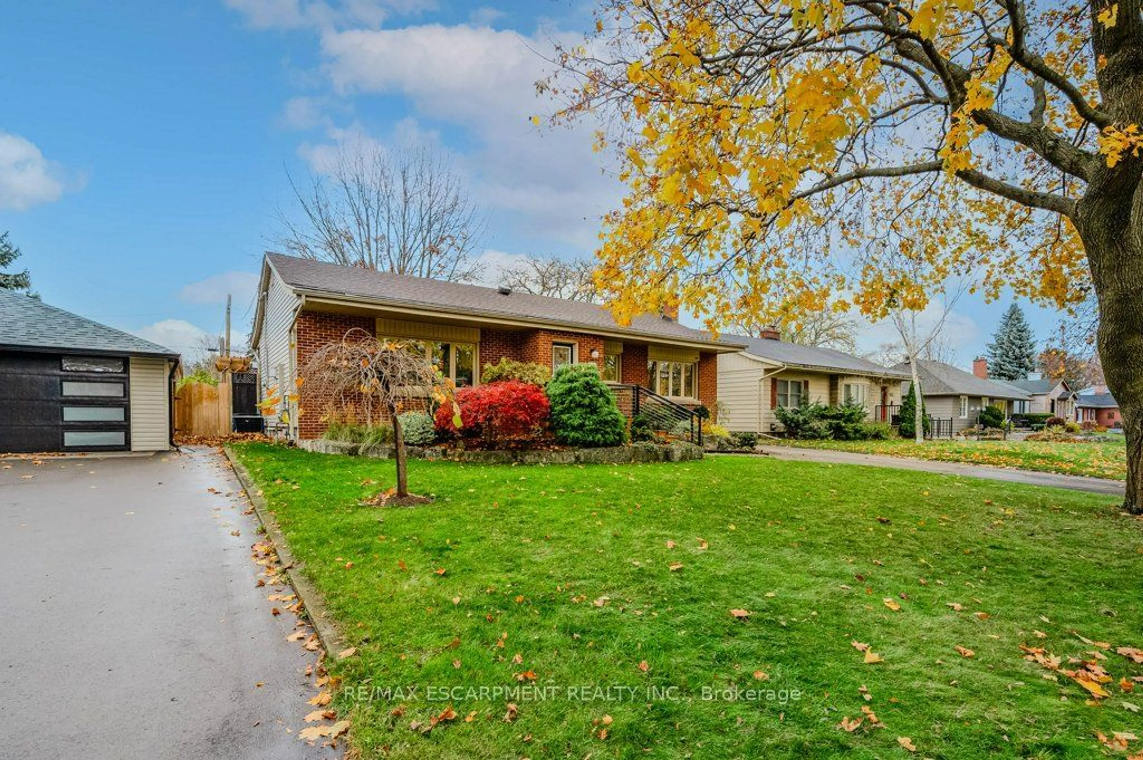 A pic from exterior of the house or condo, the street view for 957 Sanford Dr, Burlington Ontario L7T 3G7