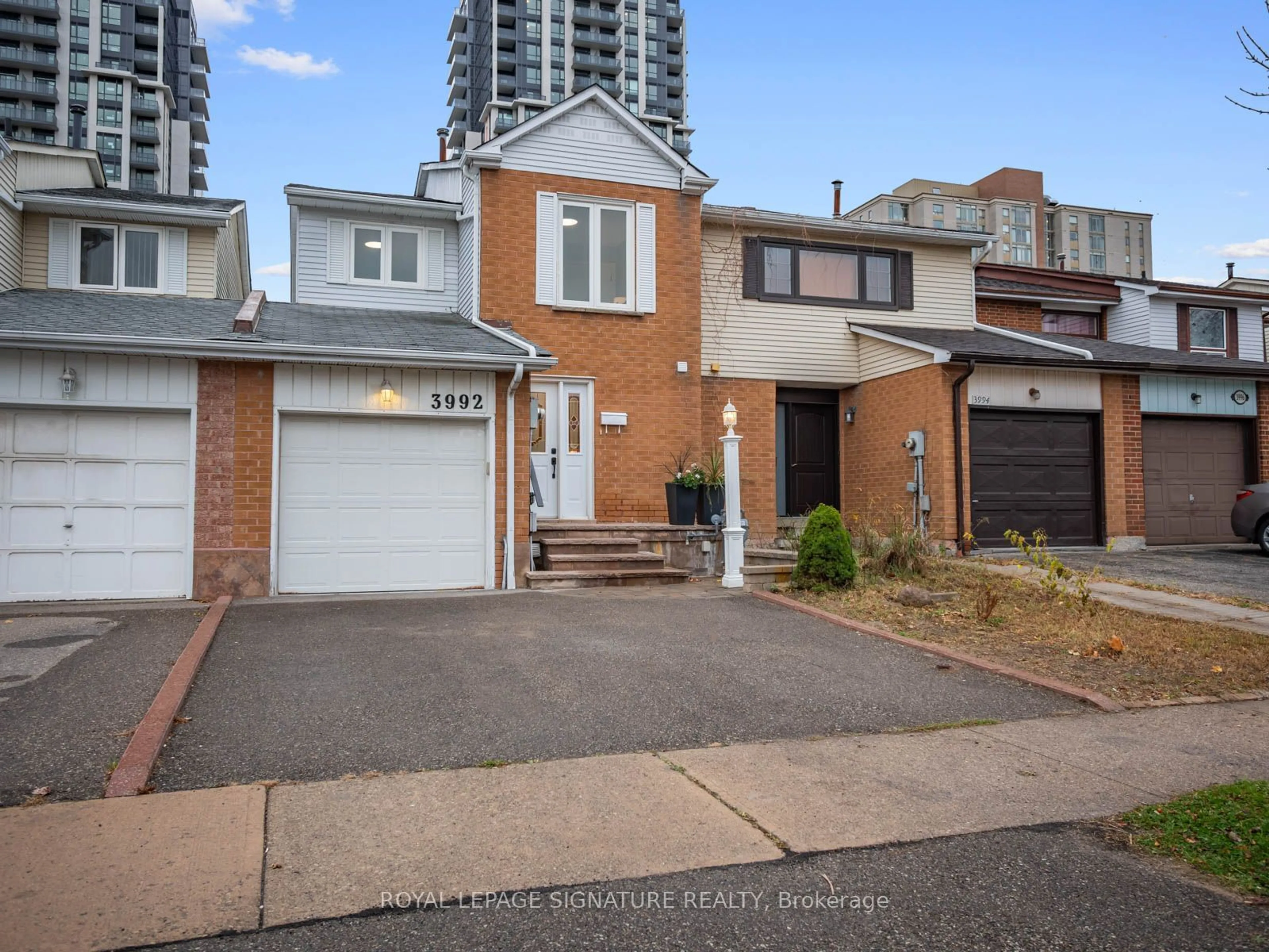 A pic from exterior of the house or condo, the street view for 3992 Bishopstoke Lane, Mississauga Ontario L4Z 1J2