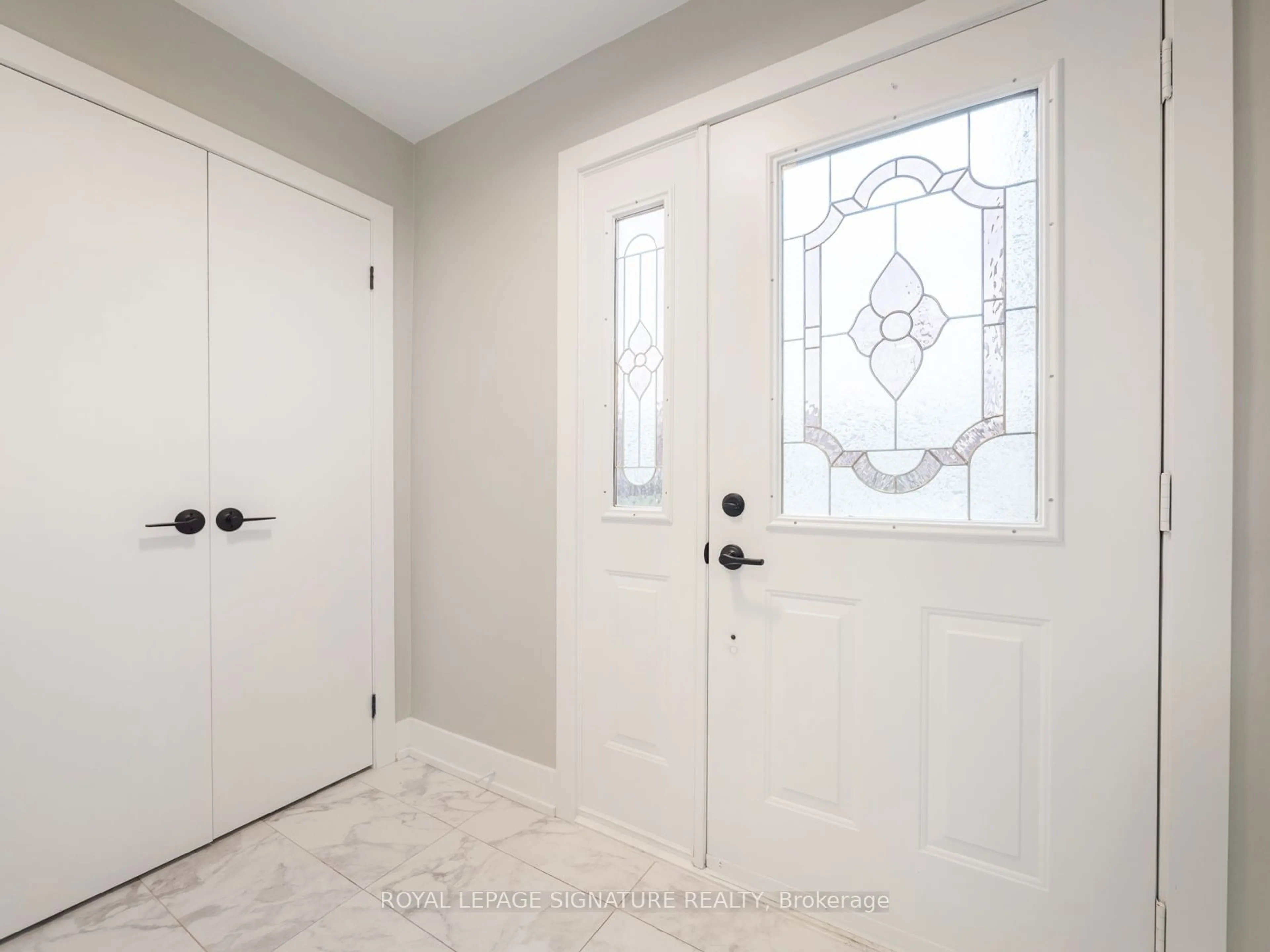 Indoor entryway, wood floors for 3992 Bishopstoke Lane, Mississauga Ontario L4Z 1J2