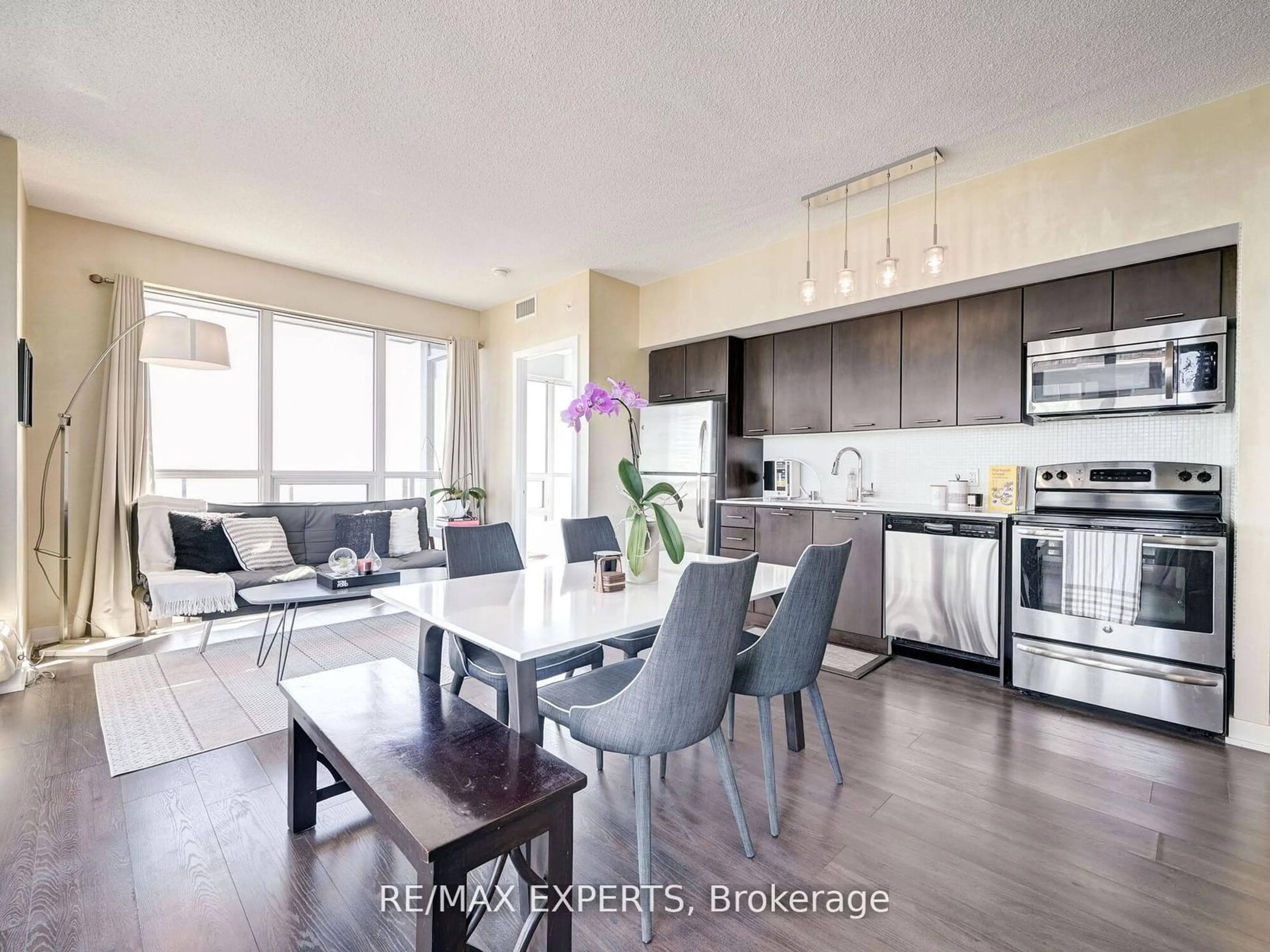 Open concept kitchen for 2212 Lake Shore Blvd #4001, Toronto Ontario M8V 0C2