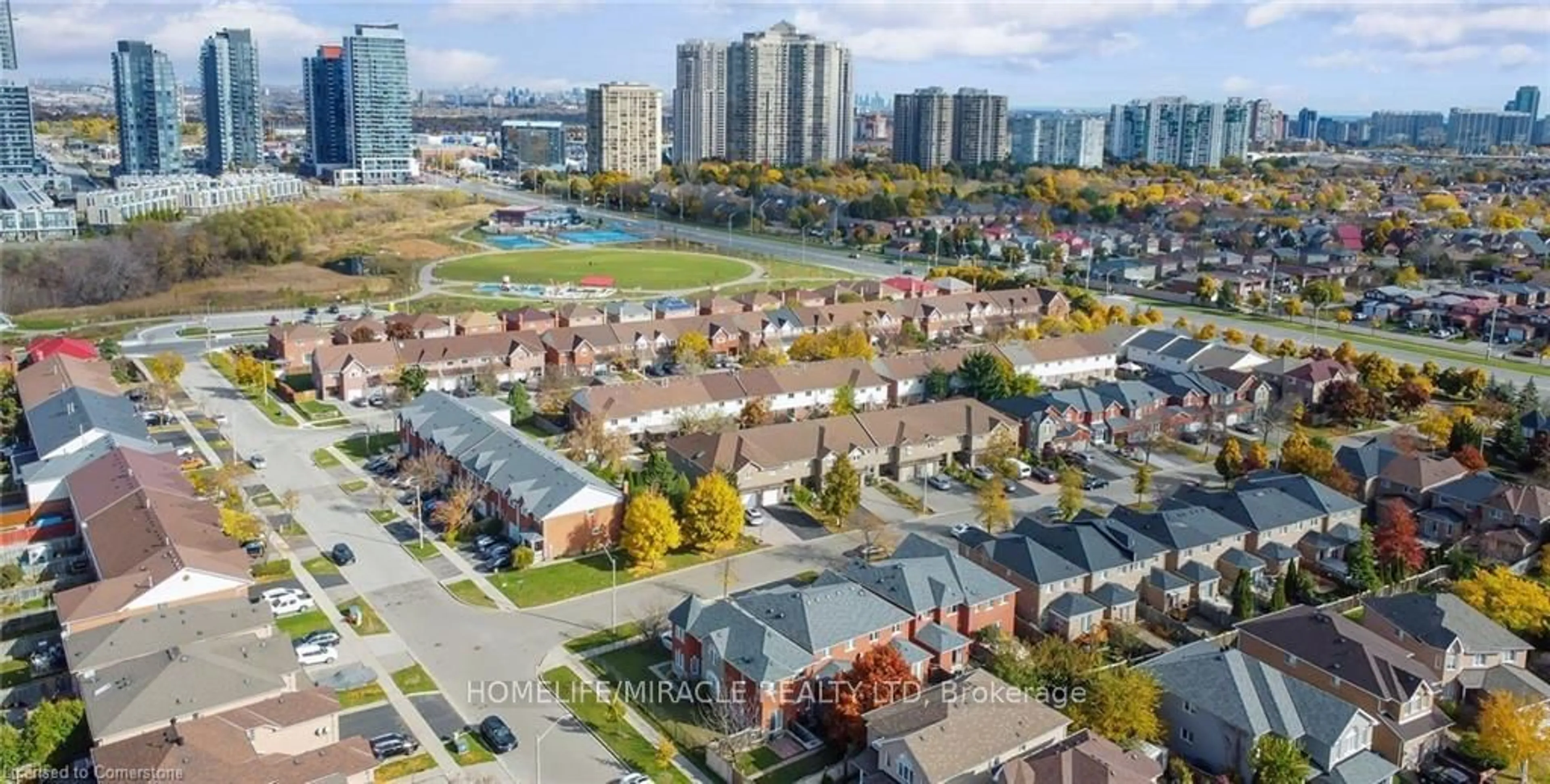 A pic from exterior of the house or condo, the view of city buildings for 5160 Boardwalk Dr, Mississauga Ontario L5R 3X5