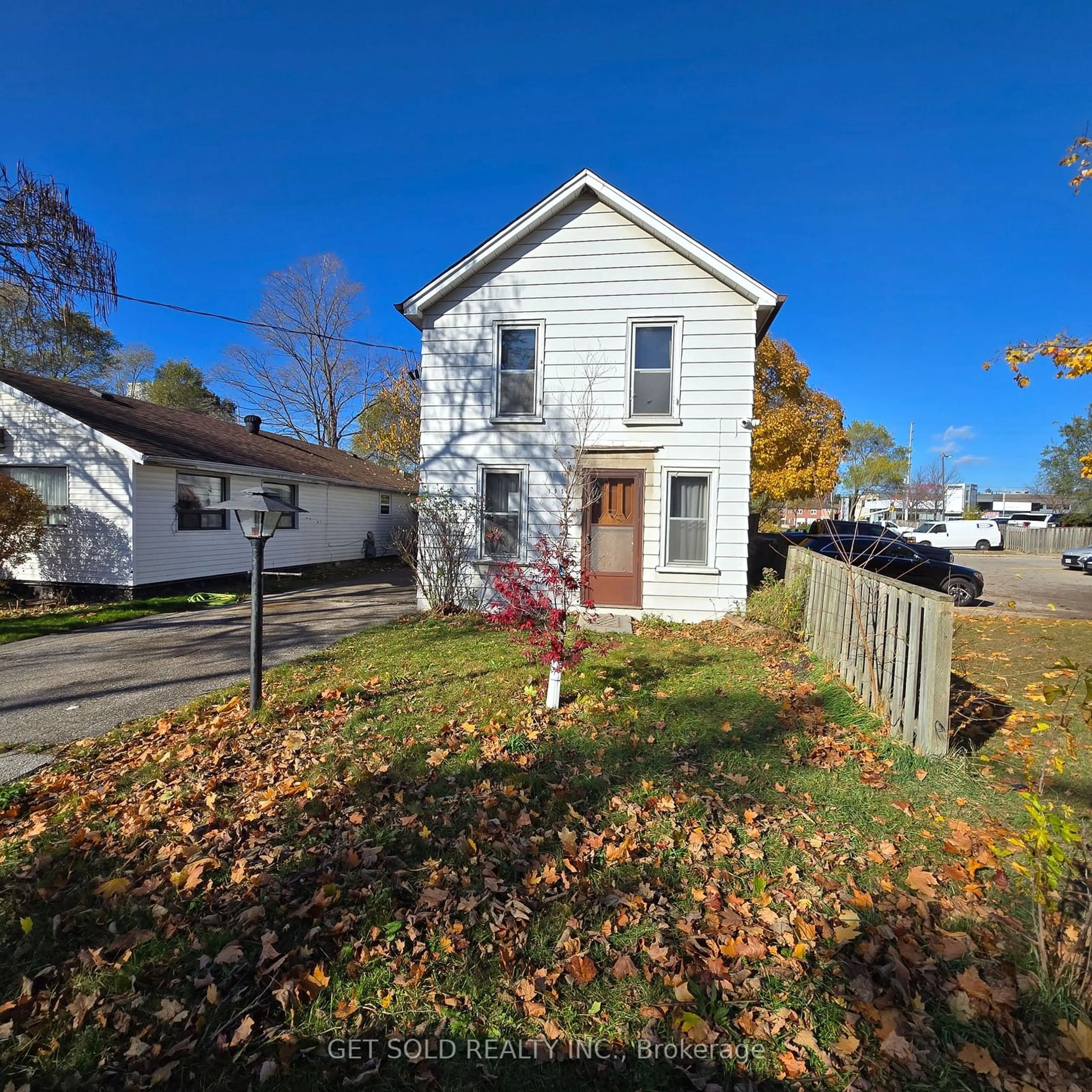 A pic from exterior of the house or condo, the street view for 195 Randi Rd, Mississauga Ontario L5A 1V6