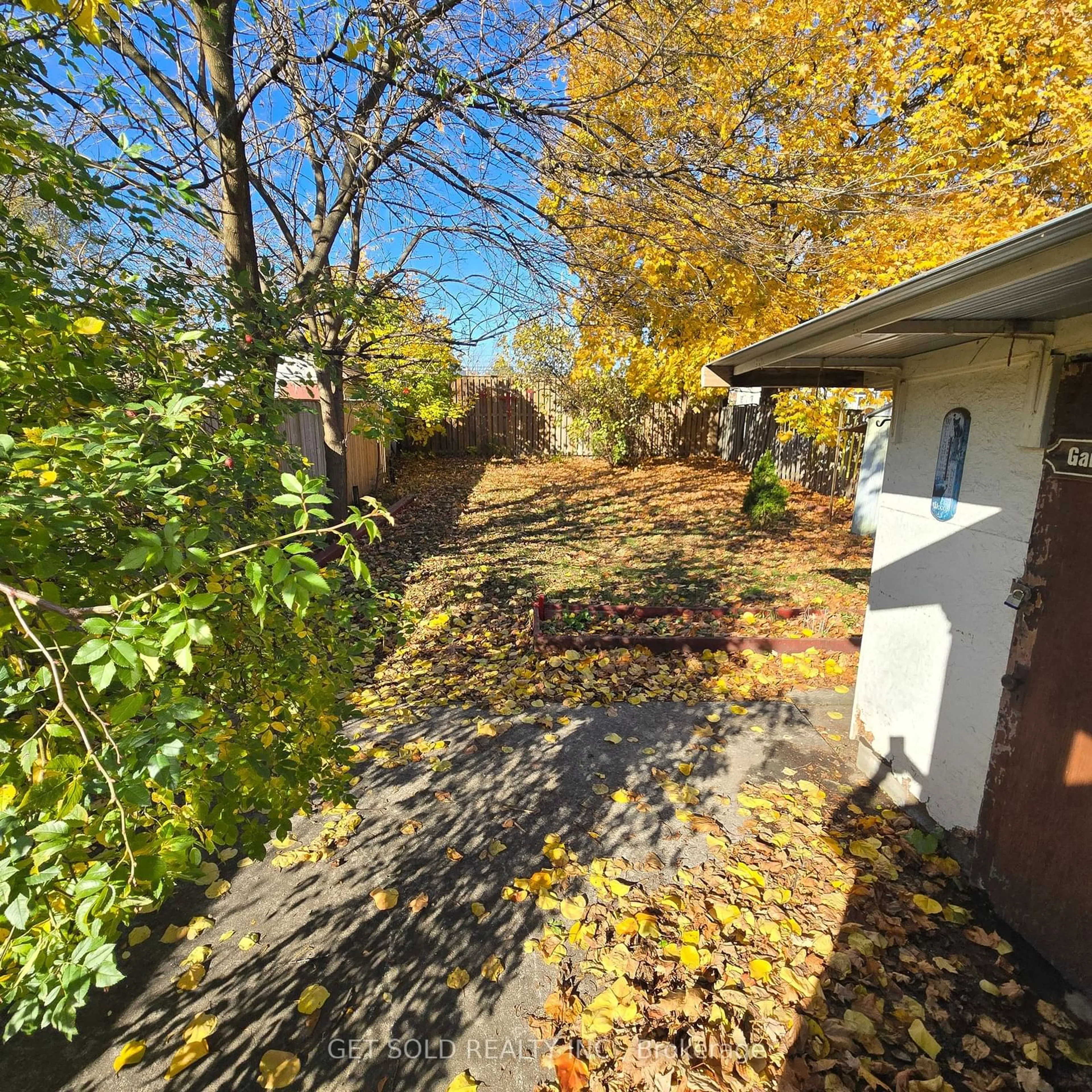 A pic from exterior of the house or condo, the fenced backyard for 195 Randi Rd, Mississauga Ontario L5A 1V6