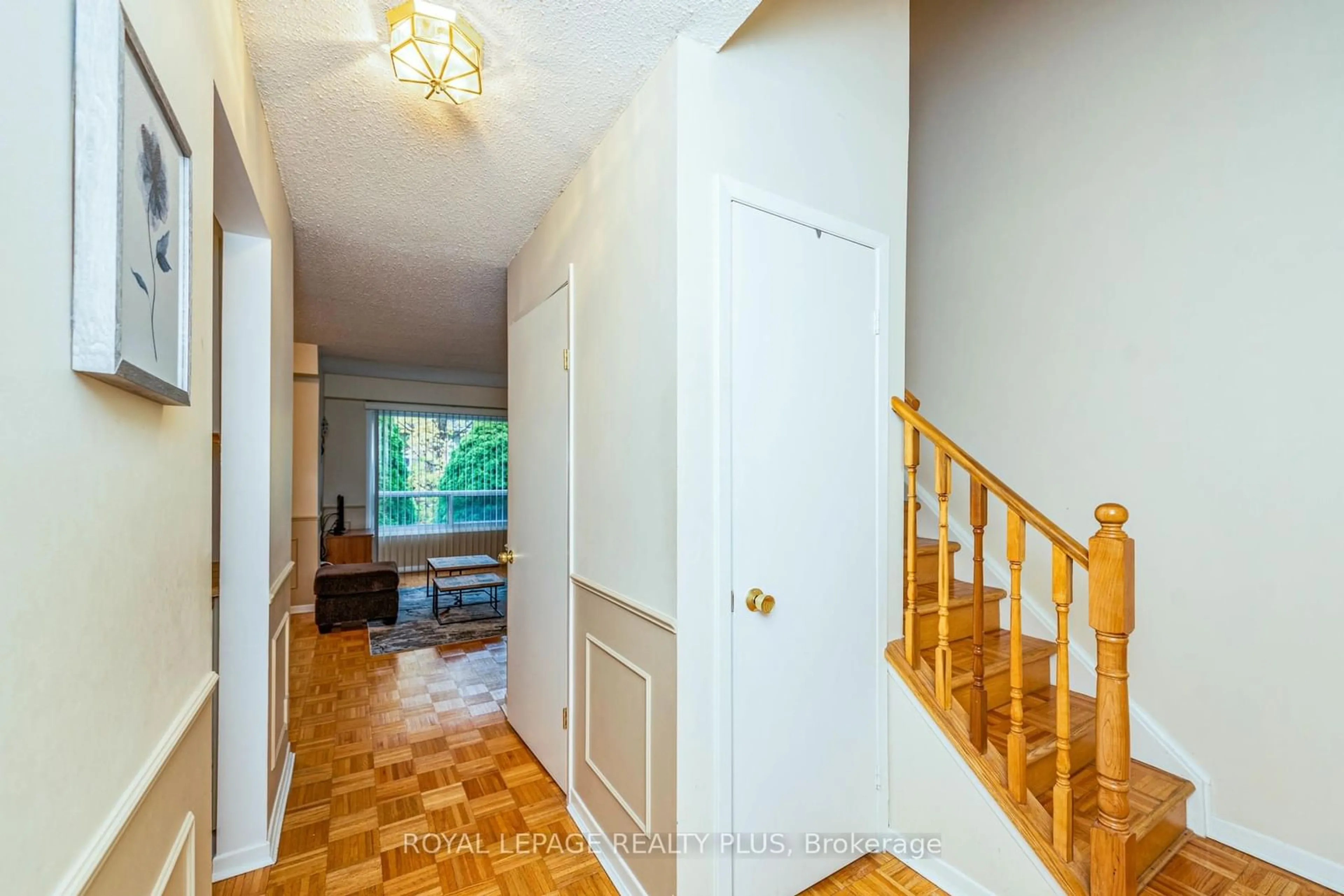 Indoor entryway, wood floors for 3079 Fifth Line #75, Mississauga Ontario L5L 3T1