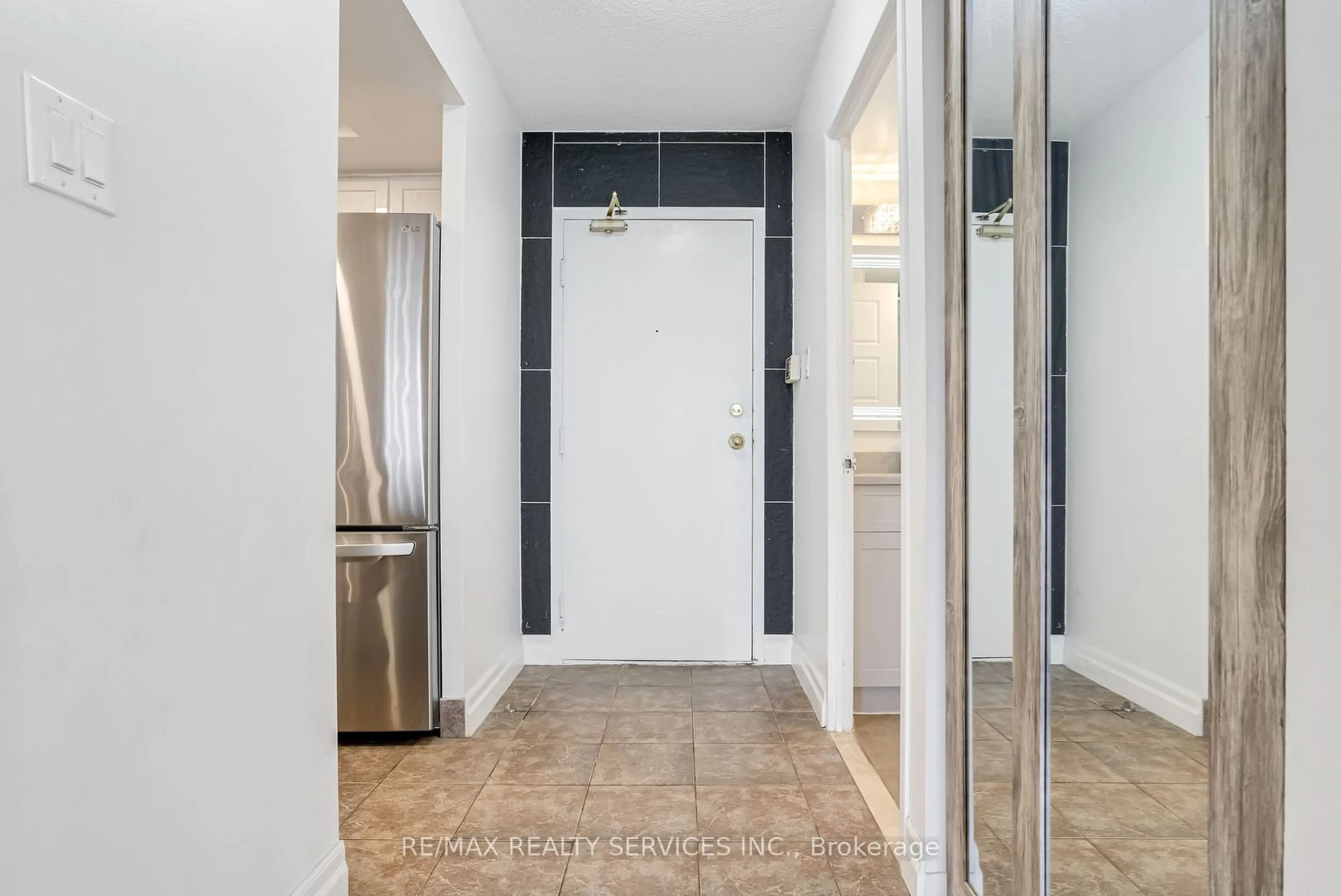 Indoor entryway, cement floor for 285 Enfield Pl #811, Mississauga Ontario L5B 3Y6