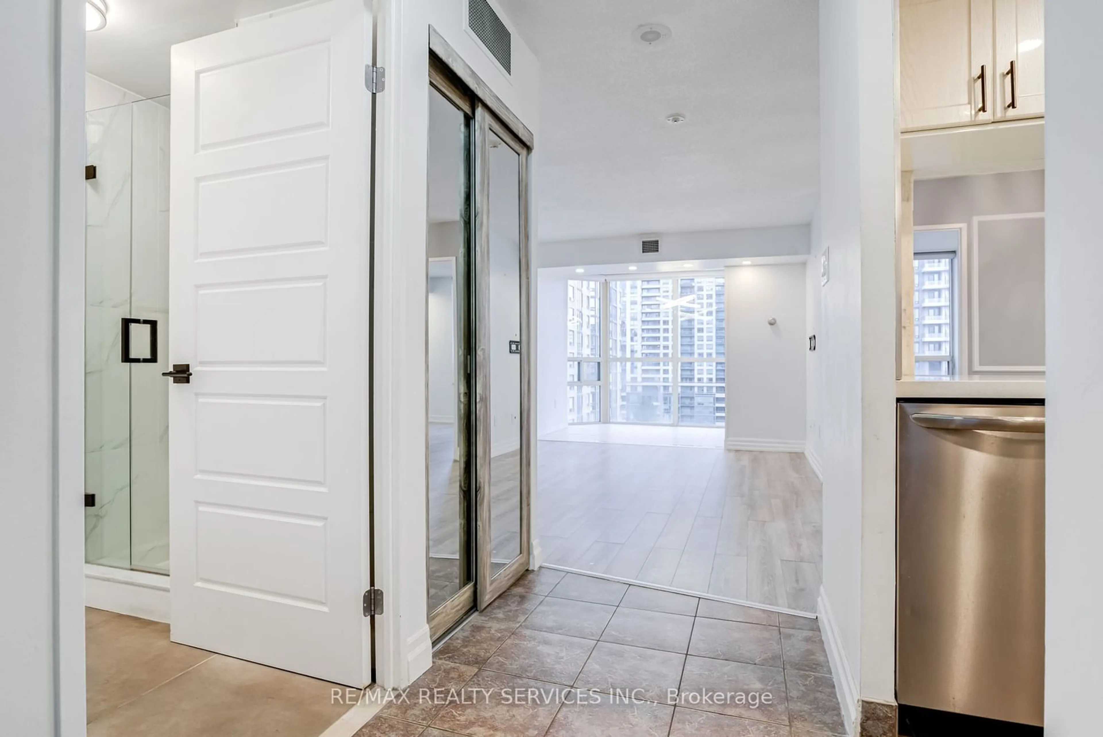 Indoor foyer, not visible floor for 285 Enfield Pl #811, Mississauga Ontario L5B 3Y6