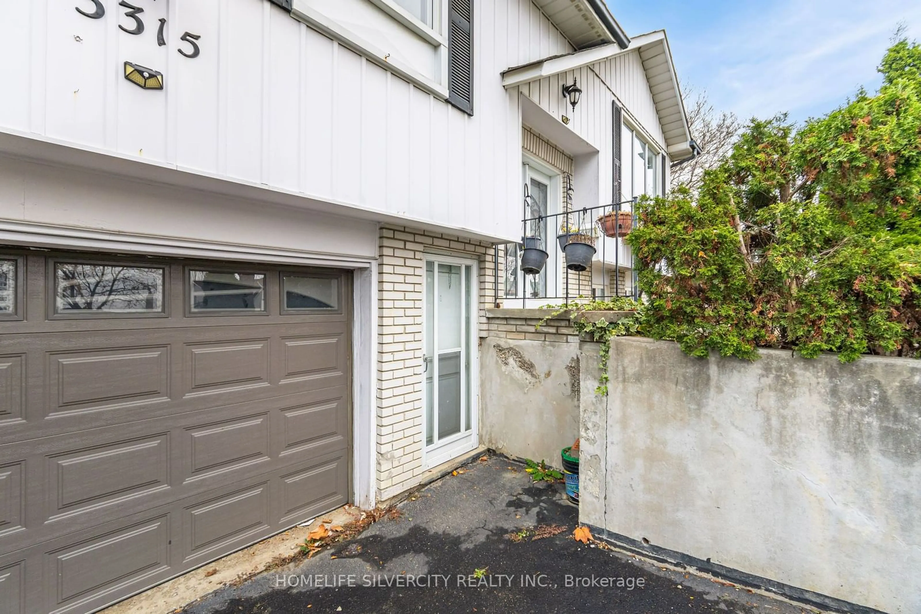 A pic from exterior of the house or condo, the street view for 3315 Dwiggin Ave, Mississauga Ontario L4T 3J3