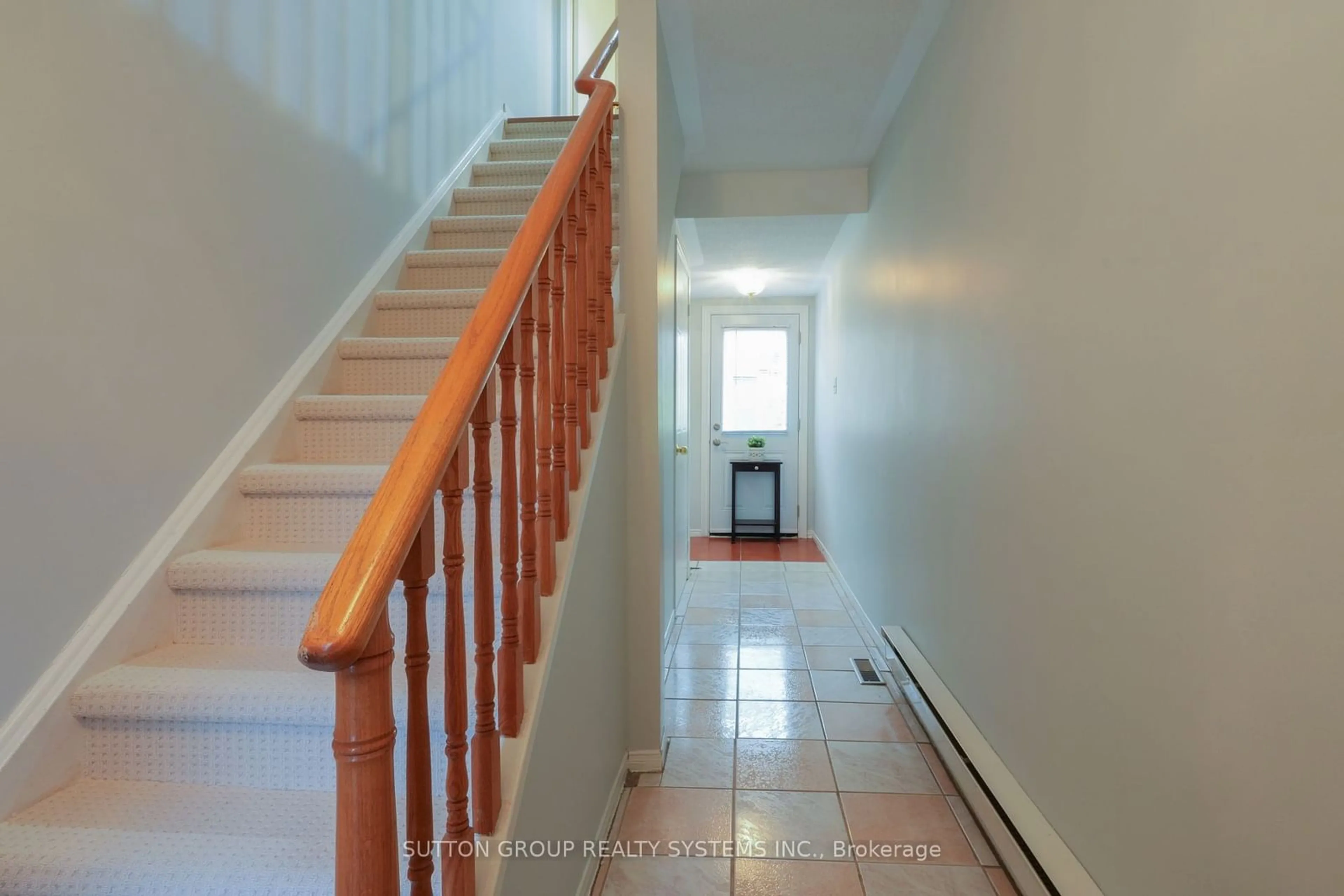 Indoor foyer, wood floors for 60 Barondale Dr #255, Mississauga Ontario L4Z 3N8