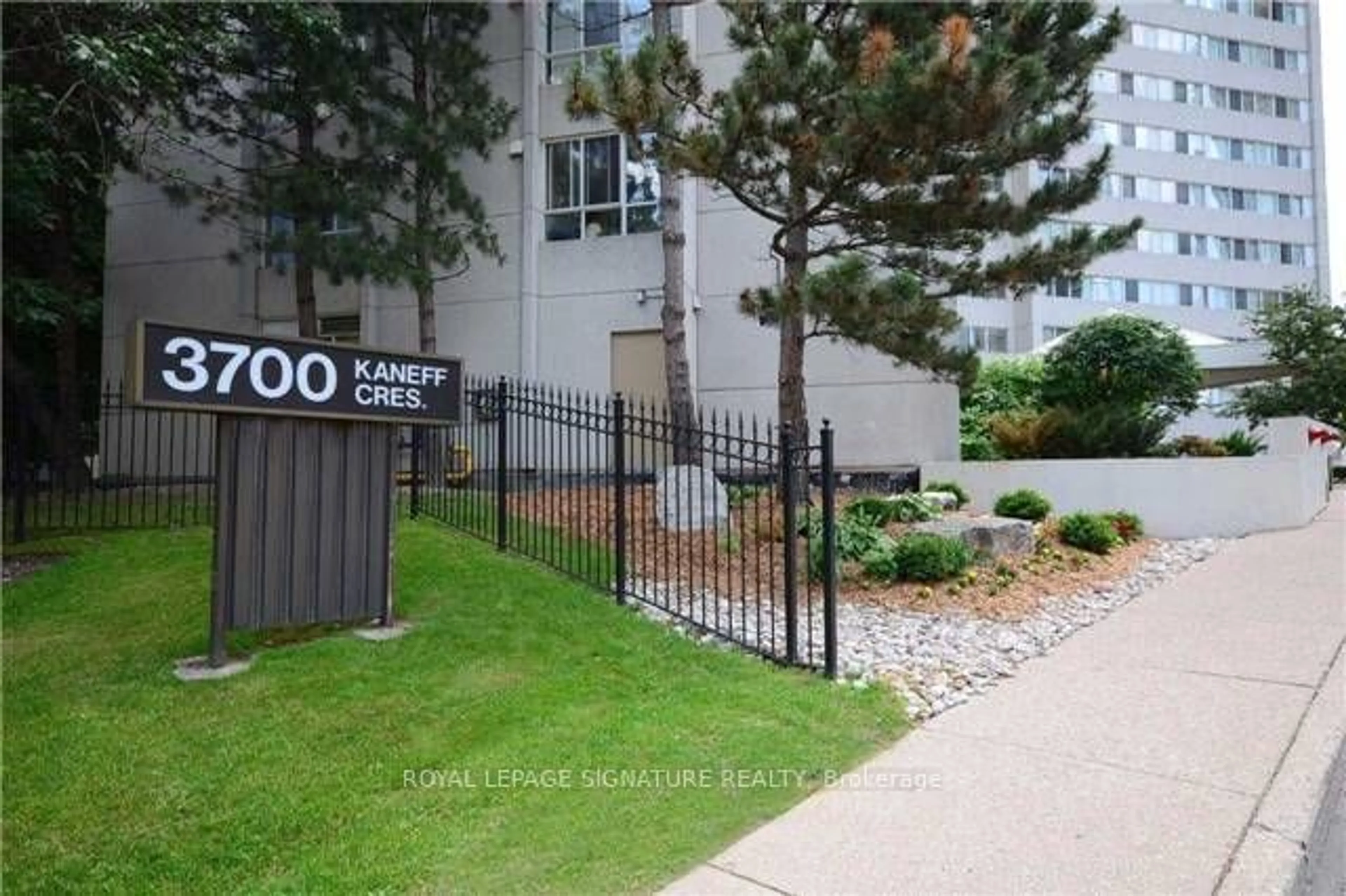 A pic from exterior of the house or condo, the street view for 3700 Kaneff Cres #2007, Mississauga Ontario L5A 4B8